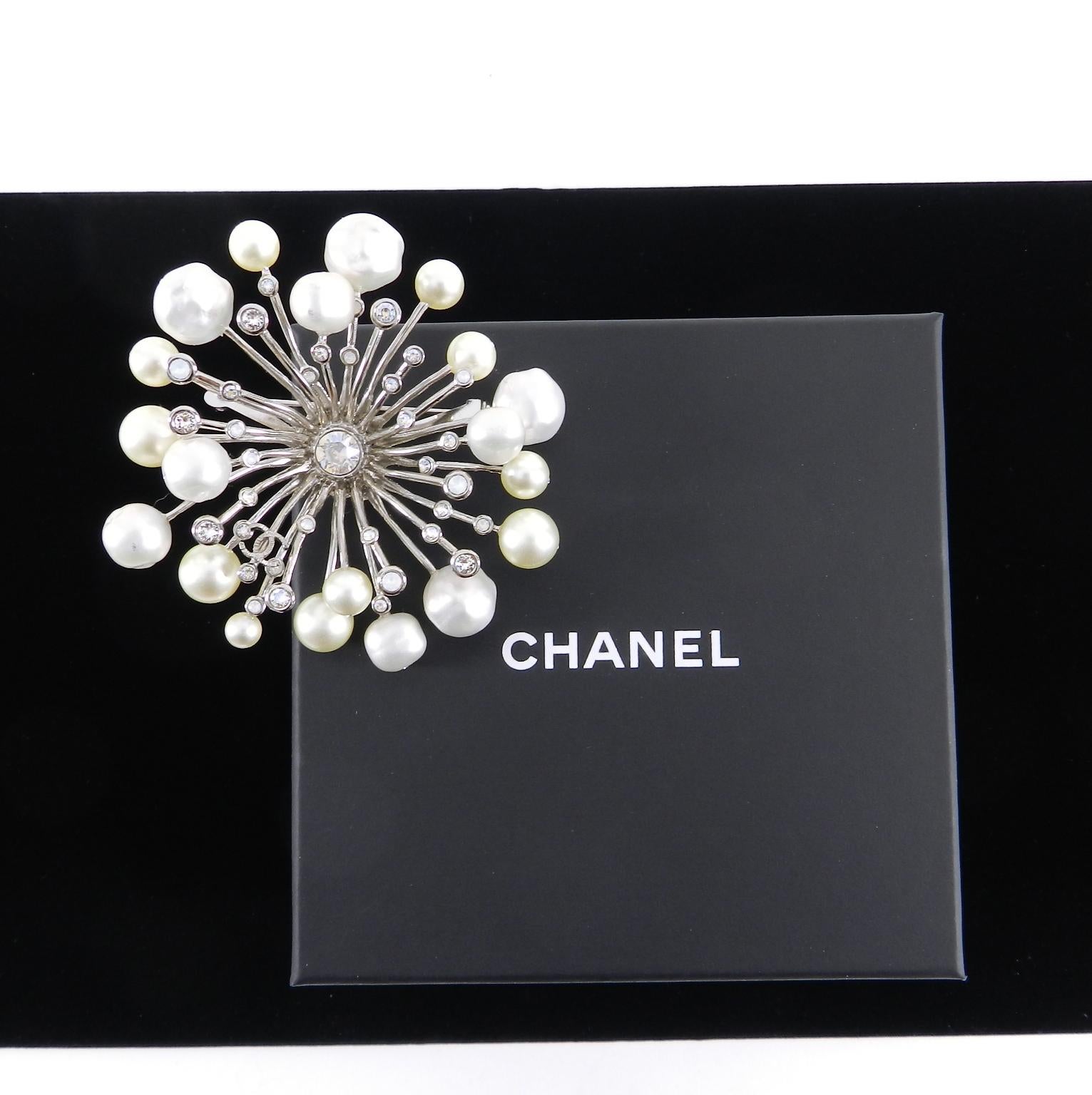 Chanel 17K Starburst Pearl CC Runway Brooch Pin  In Excellent Condition In Toronto, ON