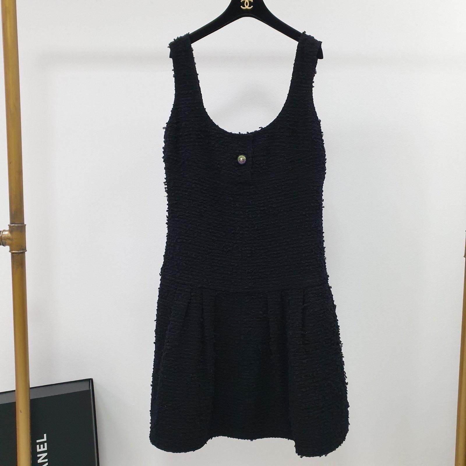 Chanel 17P CC  Black Fantasy Tweed Dress  In Excellent Condition For Sale In Krakow, PL