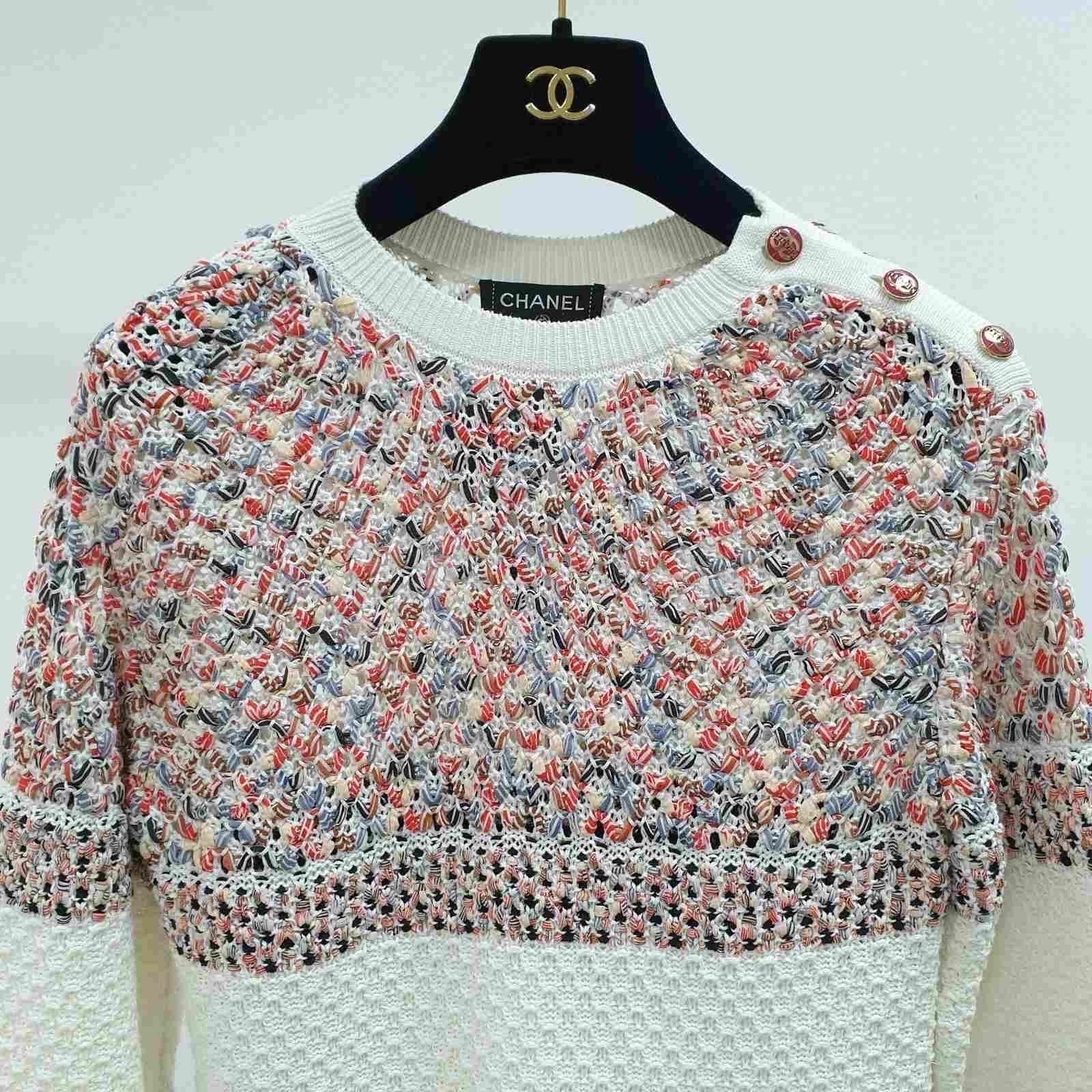 Gorgeous CHANEL 2017 Pre-Spring Collection multicolor sweater

Size 34. 

Condition is very good. 