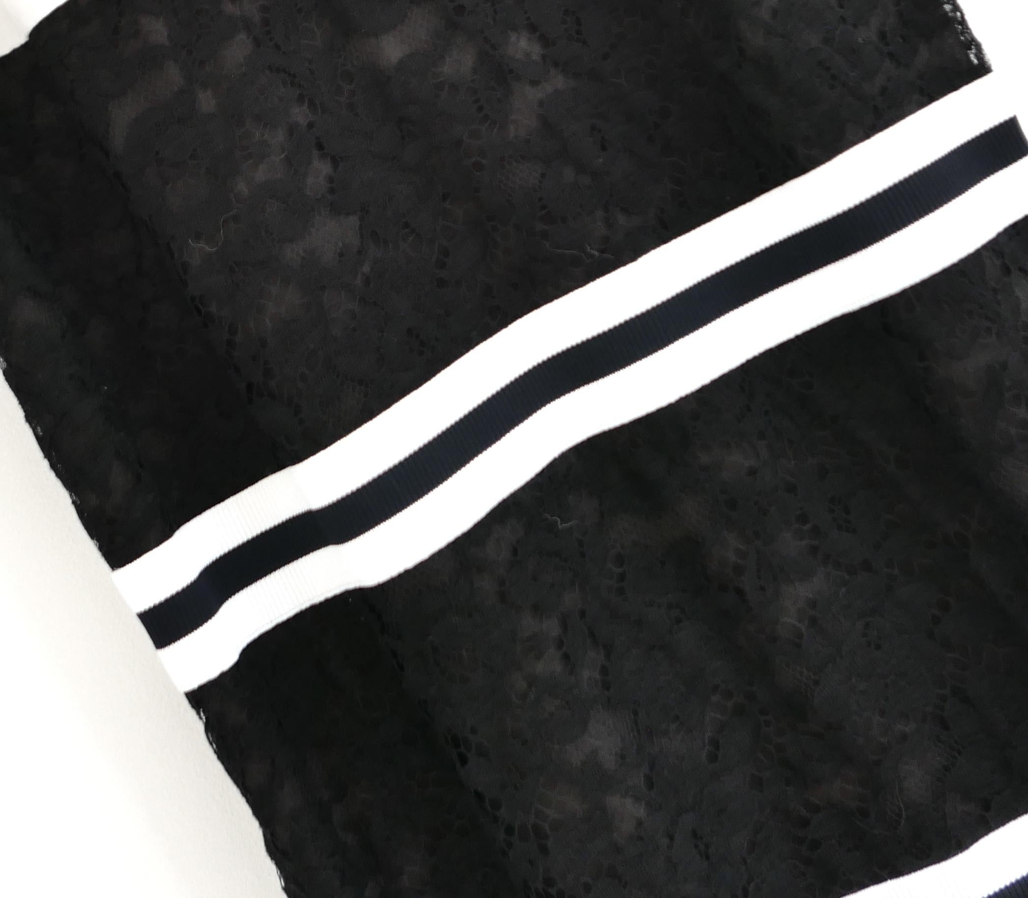 Magnifique robe maxi slip en soie et dentelle Chanel, issue de la collection 17P Resort 2017 'Cuba'. New with tag/fabric swatch. Le corsage est en soie crème avec  Panneau médian en côtes rayées noires et blanches et ourlet en dentelle noire. Il est