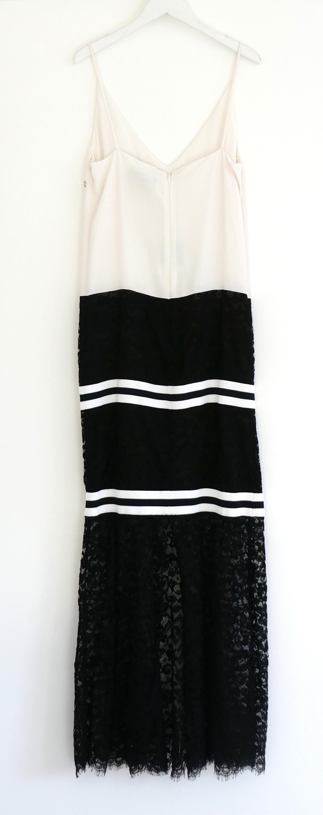 Chanel 17P Resort 2017 - Robe longue en soie et dentelle 'Cuba' en vente 1