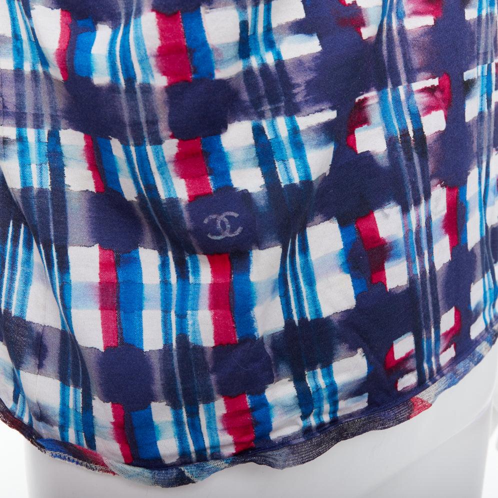 Chanel 17P Runway blue red check CC logo print crop top in seta FR36 S
Riferimento: TGAS/E00512
Marchio: Chanel
Designer: Karl Lagerfeld
Collezione: SS 2017 - Passerella
Materiale: Cotone, seta
Colore: blu, rosso
Modello: A scacchi
Chiusura: