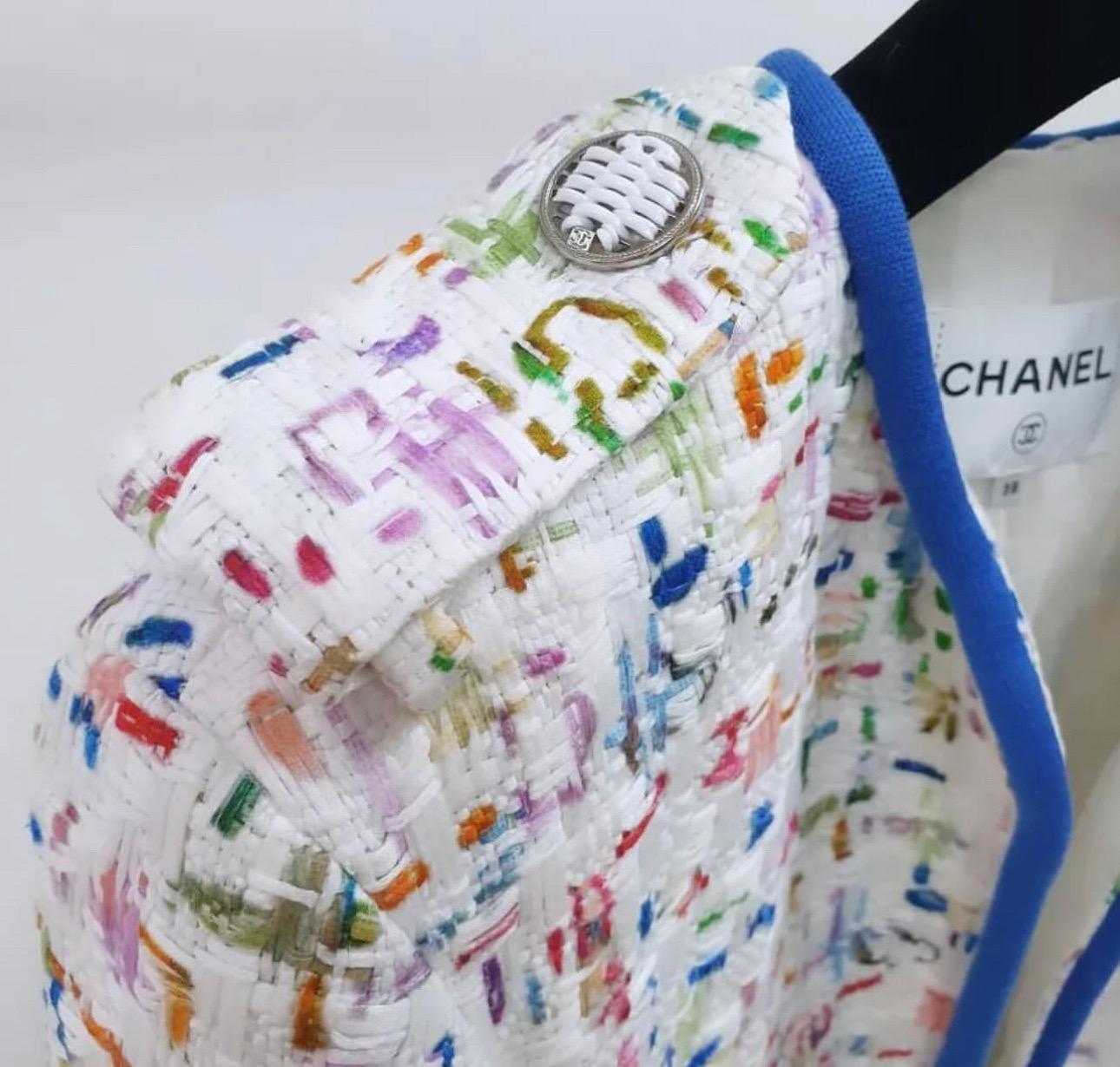 Fabelhafte Chanel Frühjahr 2017 Collection weiß, blau & multicolor Tweed Jacke
Sz.38
Vollständig gefüttert mit weißem CC-Logo-Futter
Ausgezeichneter gebrauchter Zustand, nur leichte Abnutzung