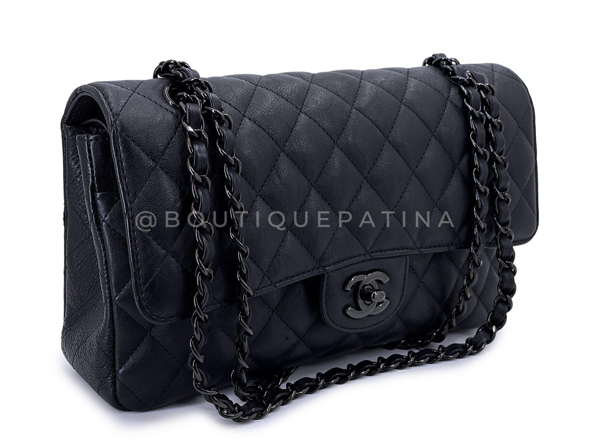 Articolo del negozio: 68707
L'iconica borsa del Santo Graal è la Chanel Classic Flap. Ambita per la sua semplicità ed eleganza - doppia tracolla a catena intrecciata che può essere indossata corta o lunga, chiusura CC turnlock, interno in pelle di