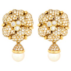 Chanel Boucles d'oreilles fleur de camélia en diamant et perles en forme de goutte