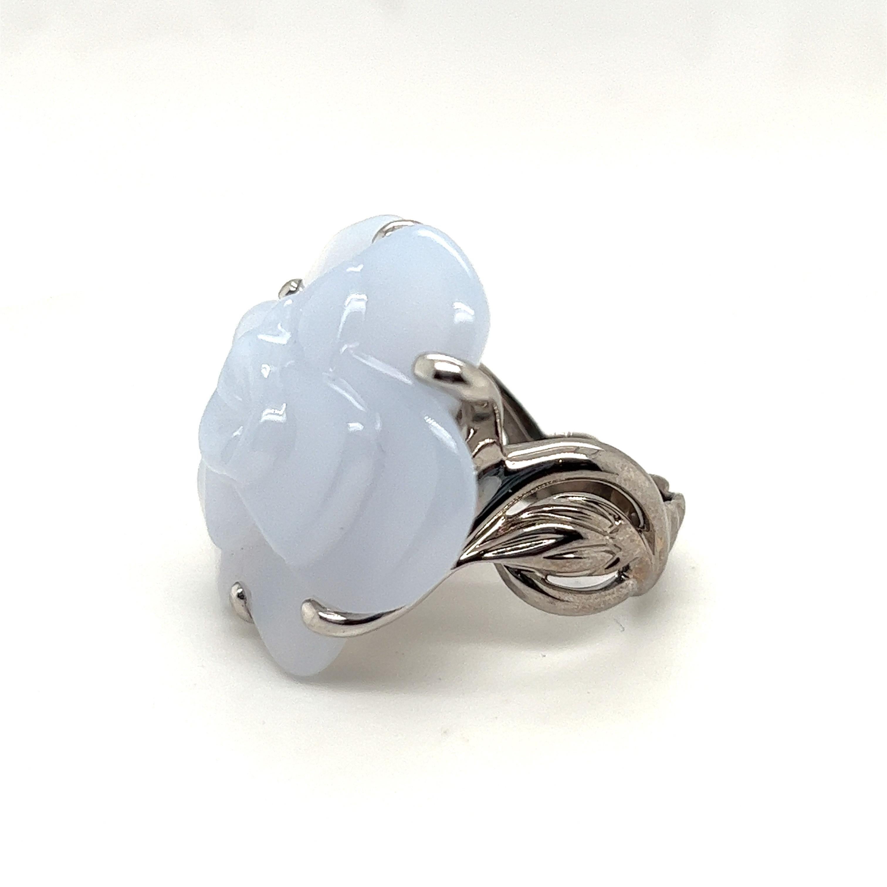 Eye-catching 18 karat white gold and chalcedony 