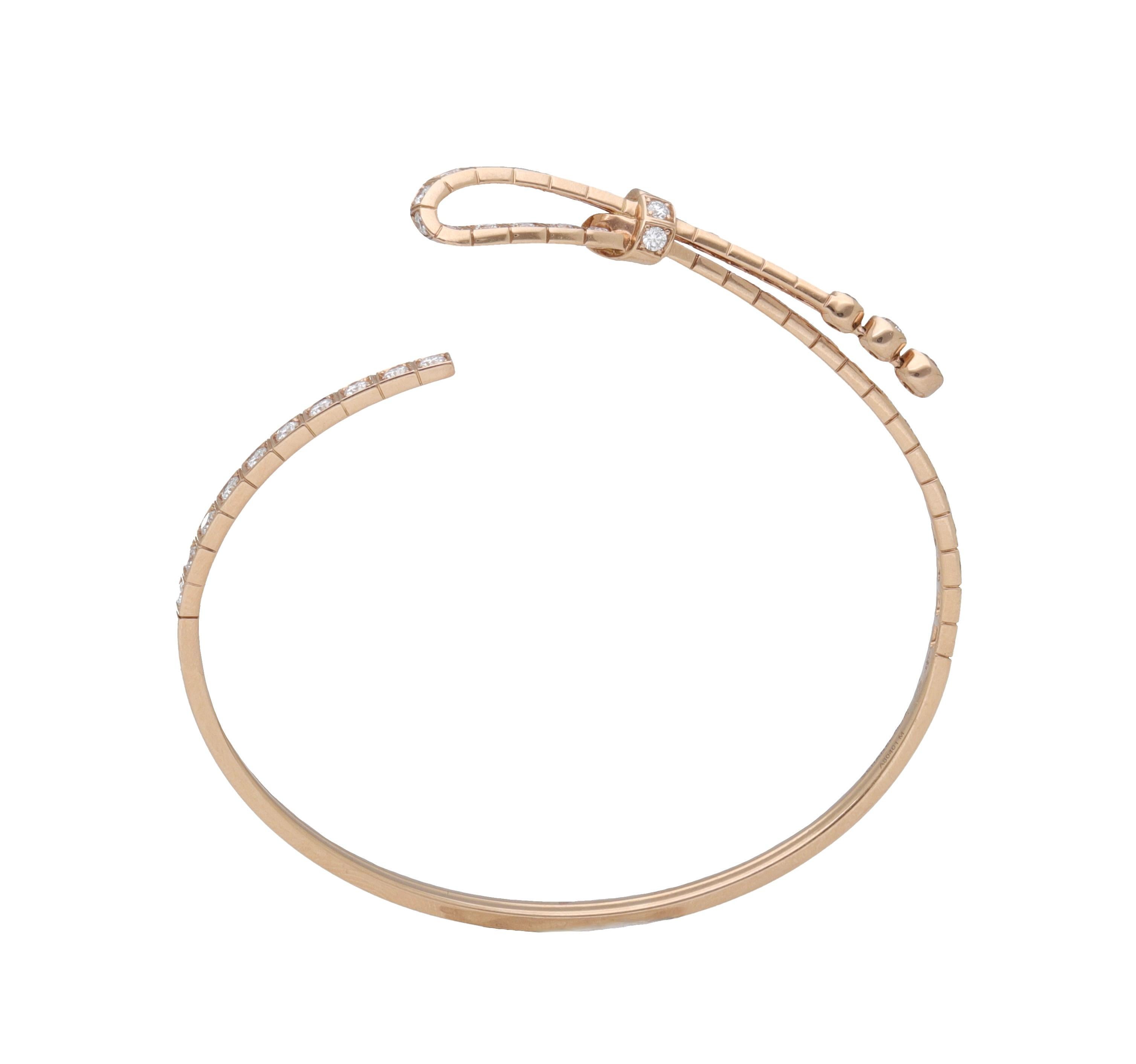 Bracciale realizzato in oro beige 18 kt. firmato CHANEL.
Questo pezzo appartiene alla Collezione Ruban di CHANEL.
Il bracciale rigido a forma di fiocco è impreziosito dai diamanti taglio brillante.
Sciolto, annodato, asimmetrico o in movimento, il