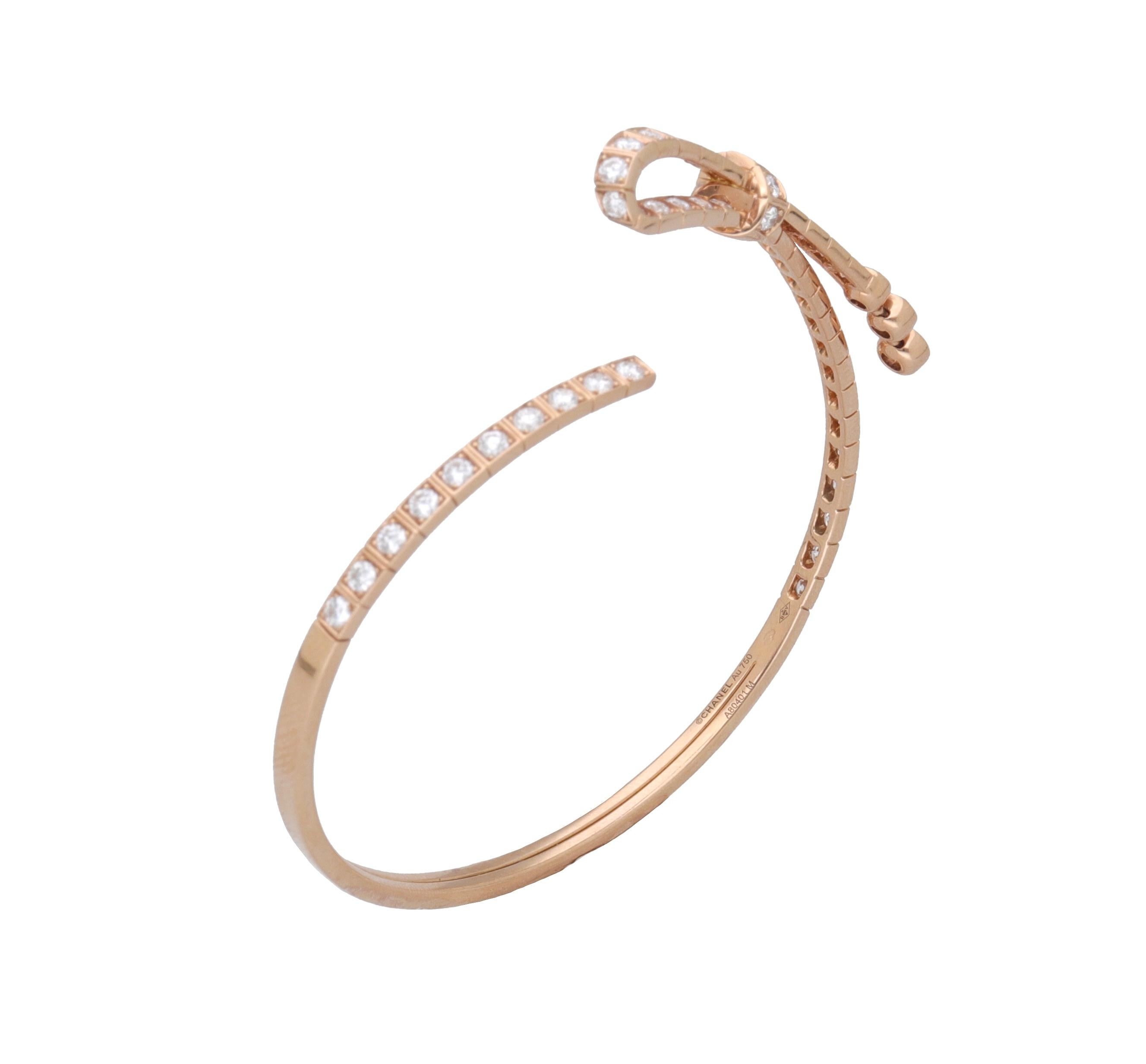 da uomo o donna CHANEL 18 Kt. Beige Gold Diamond Ruban Bangle in vendita