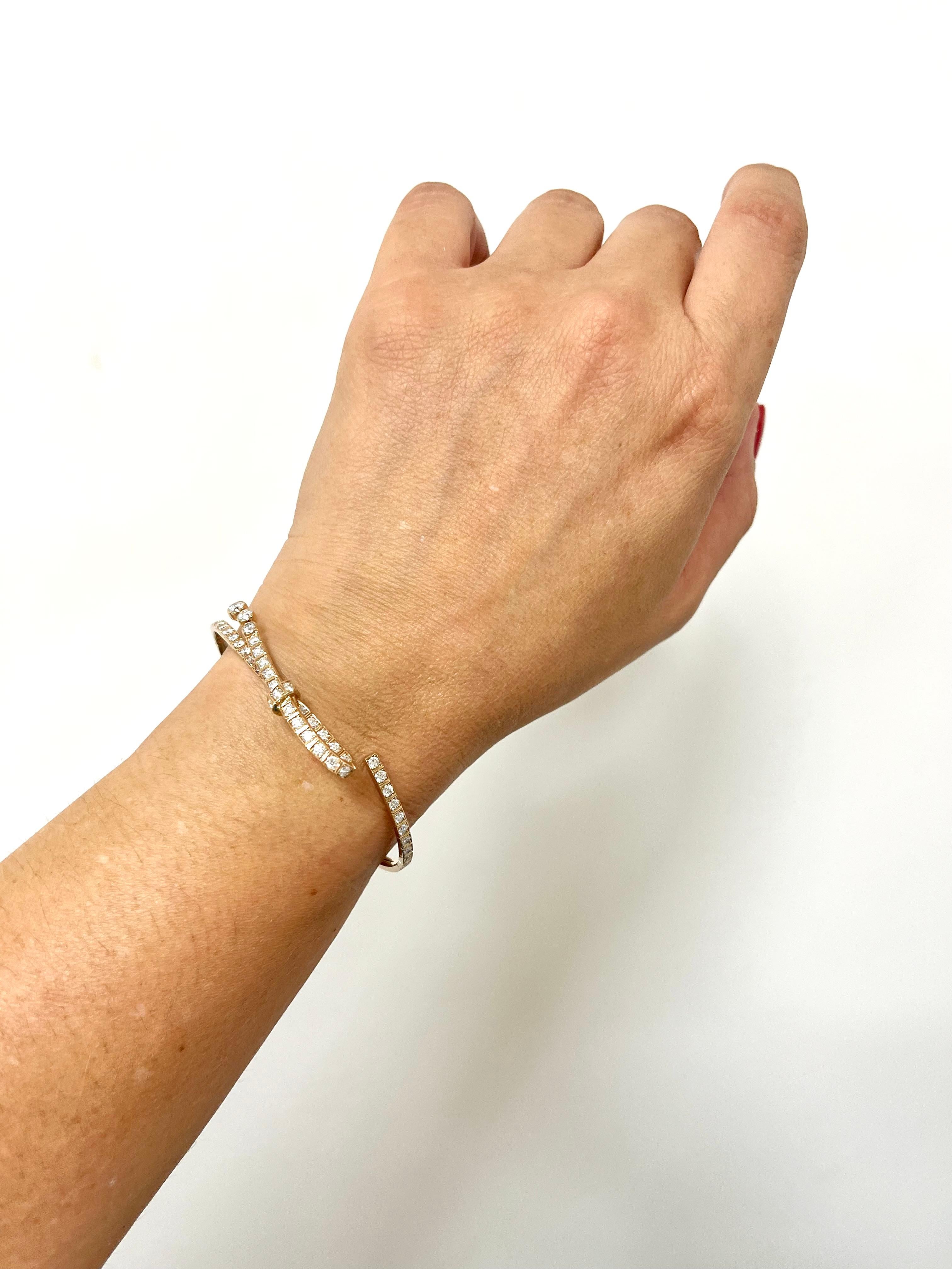 CHANEL 18 Kt. Beige Gold Diamond Ruban Bangle in vendita 1