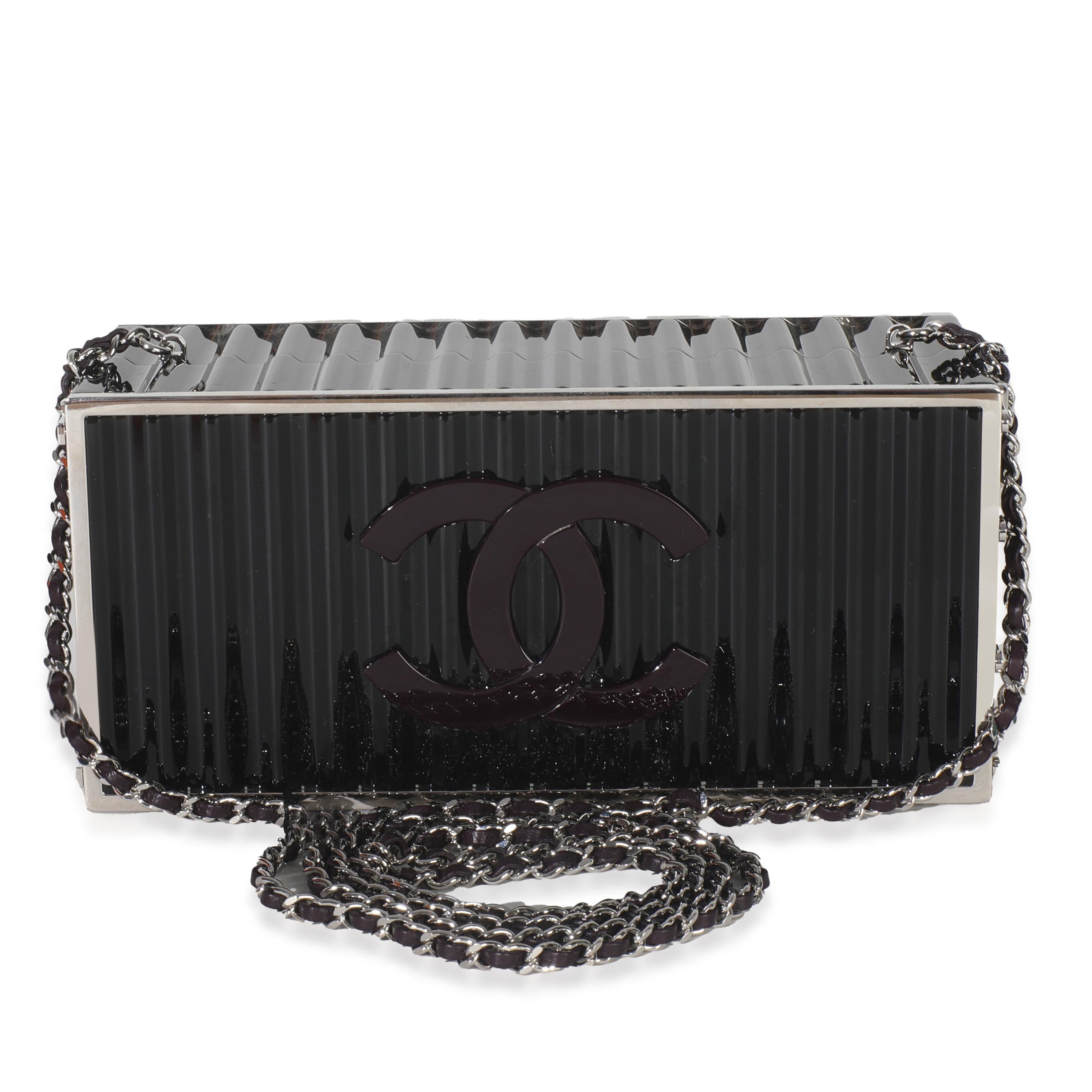 Titre de la liste : Chanel 18A Black Lucite Paris Hamburg Minaudiere Shipping Container Clutch
SKU : Z149827
MSRP : 11200.00 USD
Condit : Usagé 
Condition du sac à main : Excellent
Commentaires sur l'état : L'article est en excellent état et