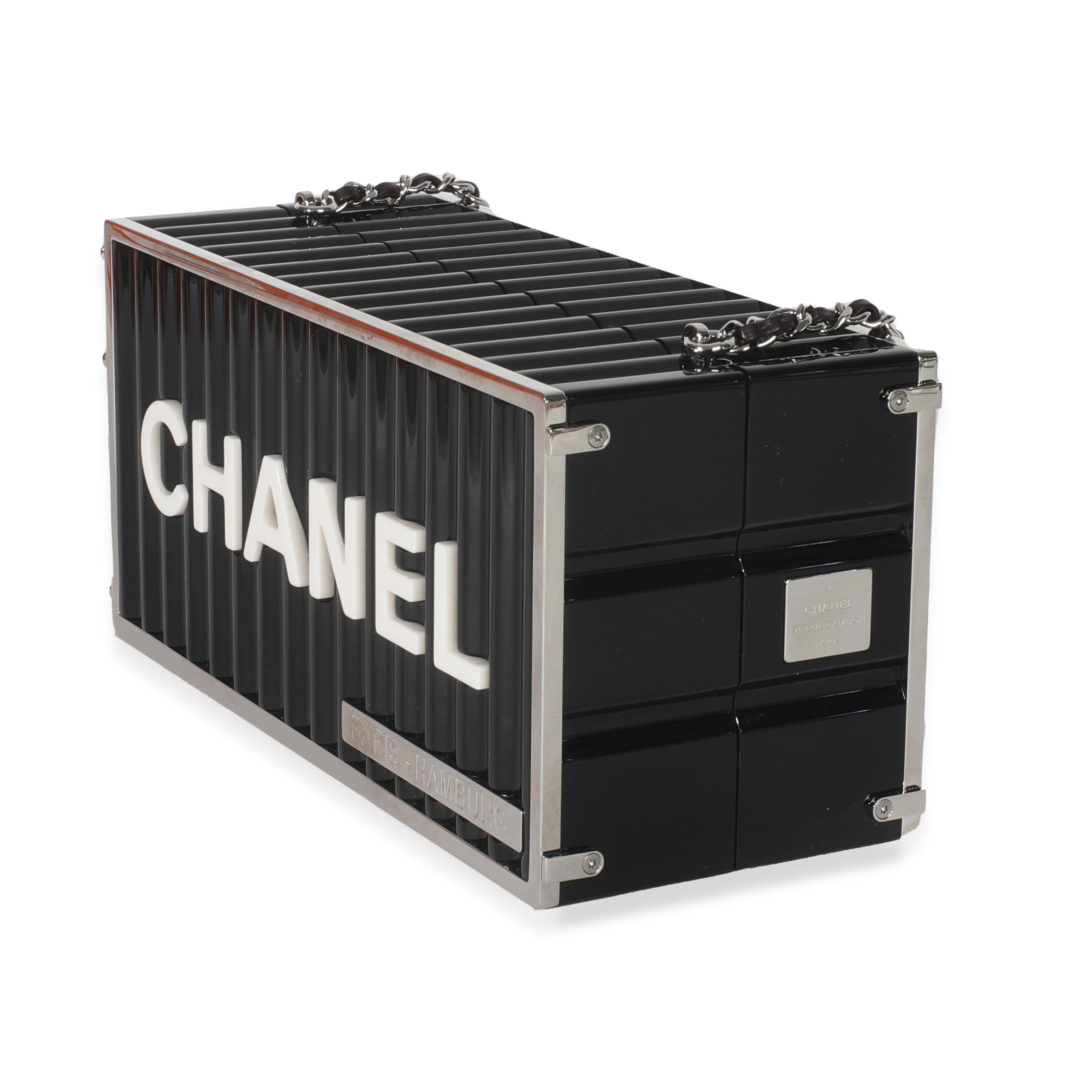 Chanel 18A Noir Lucite Paris Hamburg Minaudiere Shipping Container Clutch Pour femmes en vente