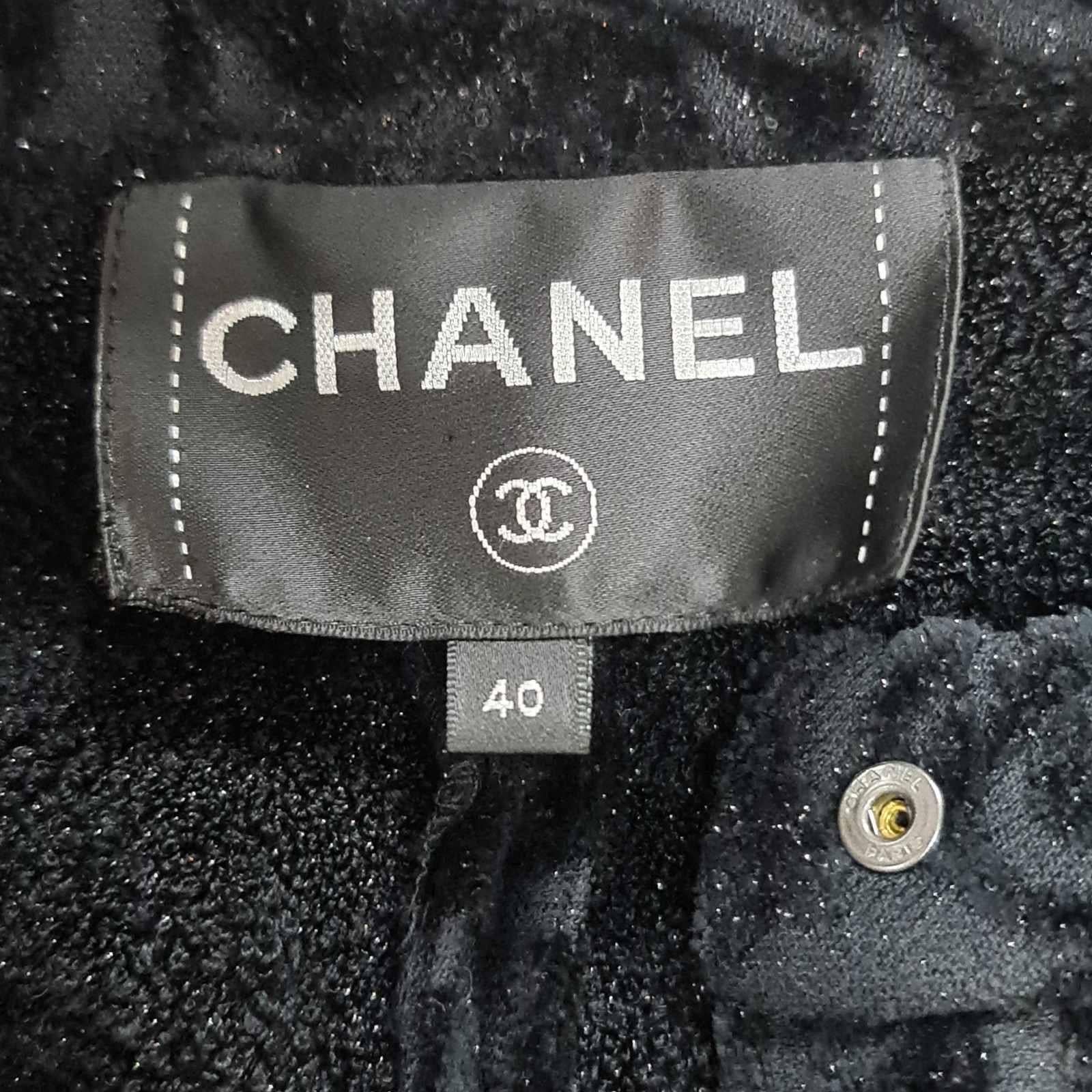CHANEL 18A Hamburg Noir CC Logo Camellia Jacket Blazer Sz.40 Excellent état - En vente à Krakow, PL