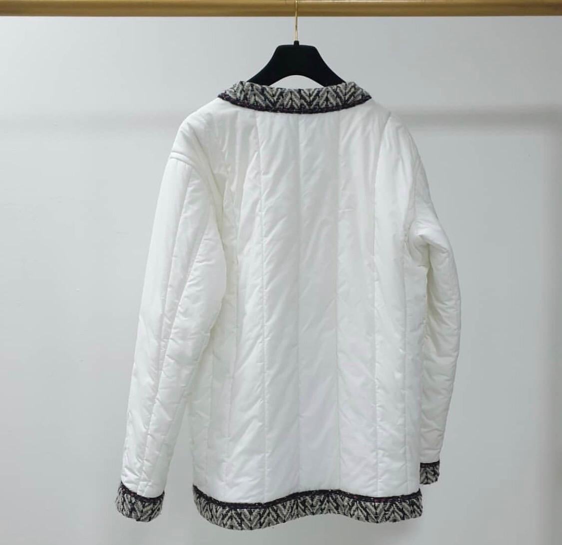 Chanel 18A White Black Tweed Quilt Puffer Jacket Coat In Excellent Condition In Krakow, PL