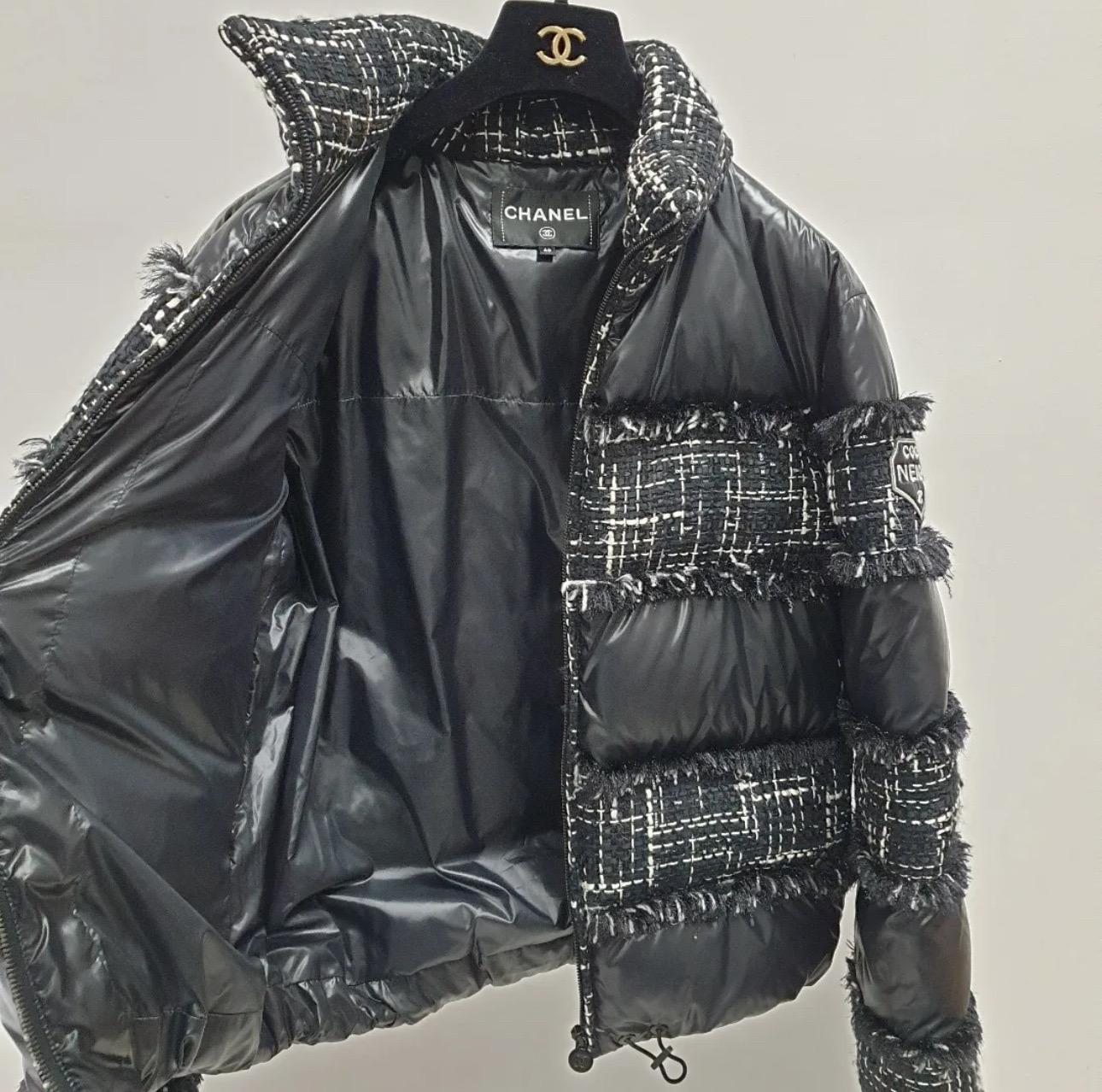 CHANEL 18B Coco Neige Ribbon Tweed Puffer Jacket In Excellent Condition For Sale In Krakow, PL