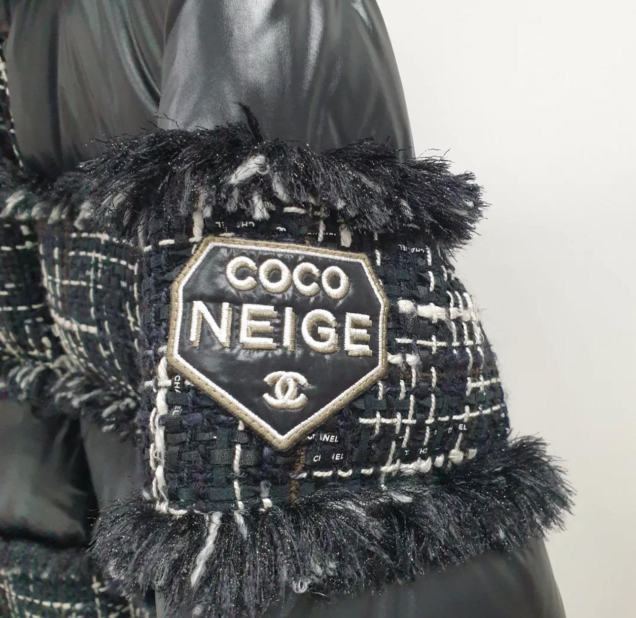 CHANEL 18B Coco Neige Tweed-Pufferjacke mit Schleifenband Damen im Angebot