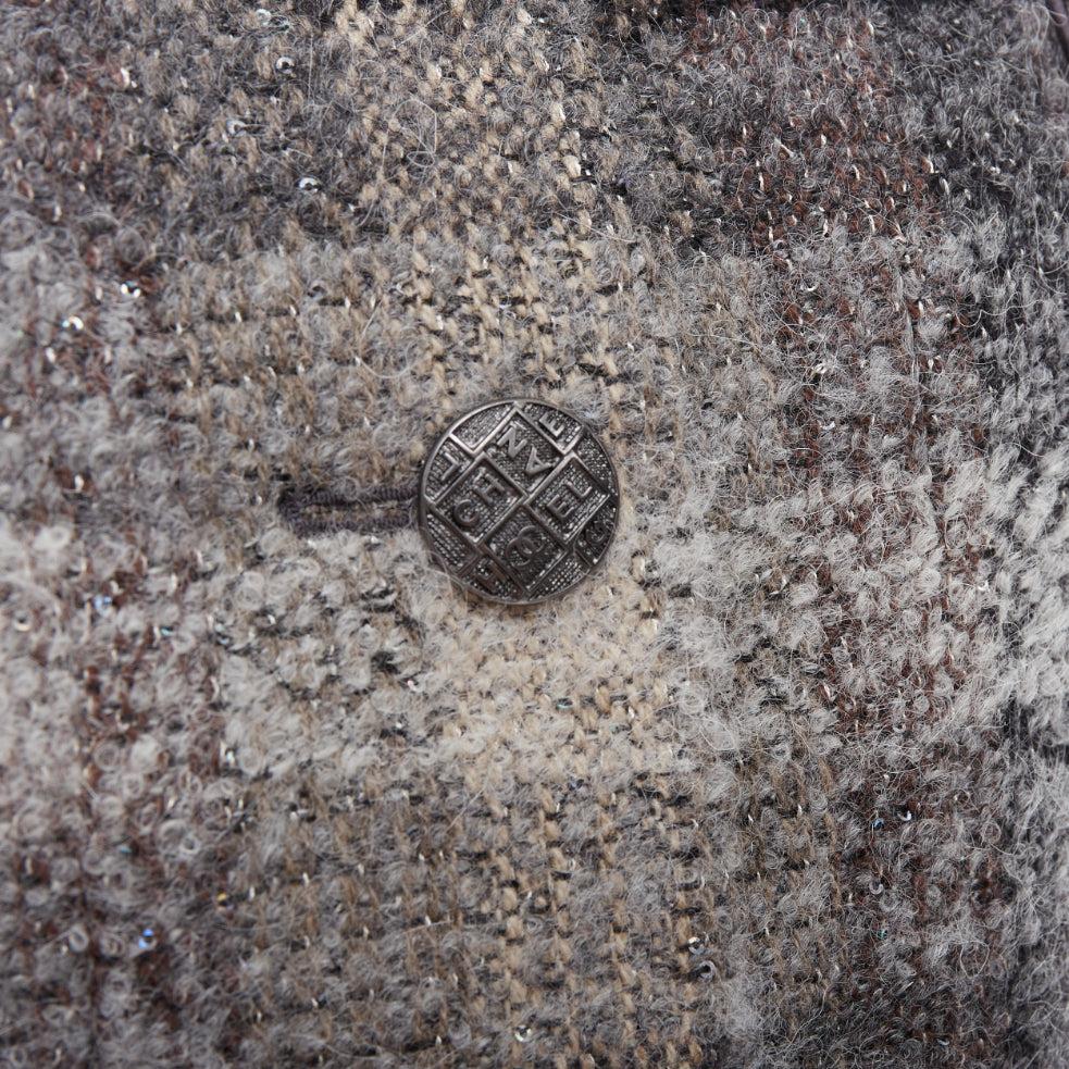 Chanel 18B Fantasy tweed grigio a quadri con paillettes in lana FR38 M.
Riferimento: TGAS/E00515
Marchio: Chanel
Designer: Karl Lagerfeld
Collection'S: 18B 2018/19 Pre-Raccolta
Materiale: Lana, misto
Colore: Grigio, Nero
Modello: A scacchi
Chiusura: