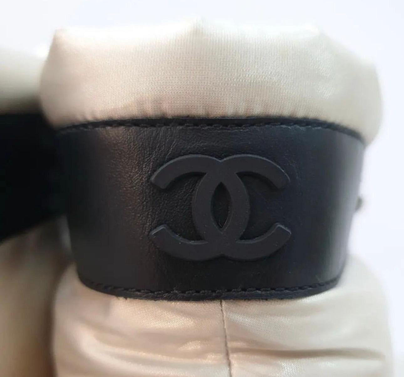 CHANEL 18B Nylon Leather Lace Up Coco Neige Winter Boots  In Good Condition For Sale In Krakow, PL