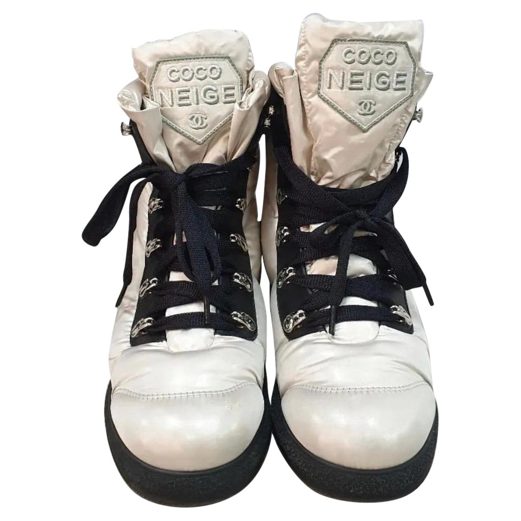 CHANEL Bottes d'hiver 18B en cuir de nylon à lacets Coco Neige en vente