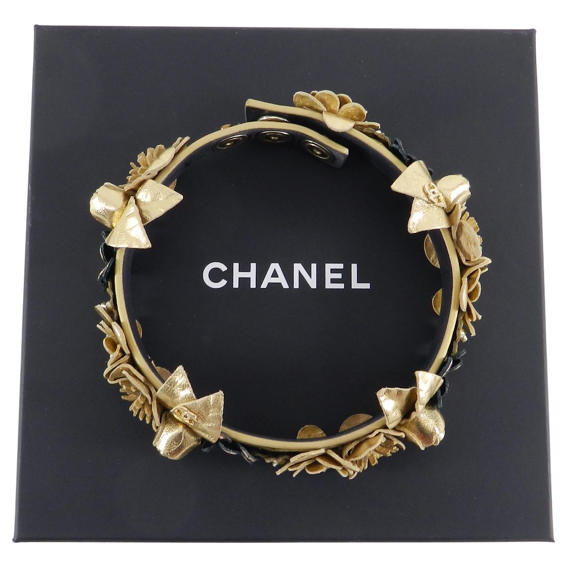 Chanel 18C Gold Leather Floral CC Choker Necklace  im Zustand „Hervorragend“ in Toronto, ON