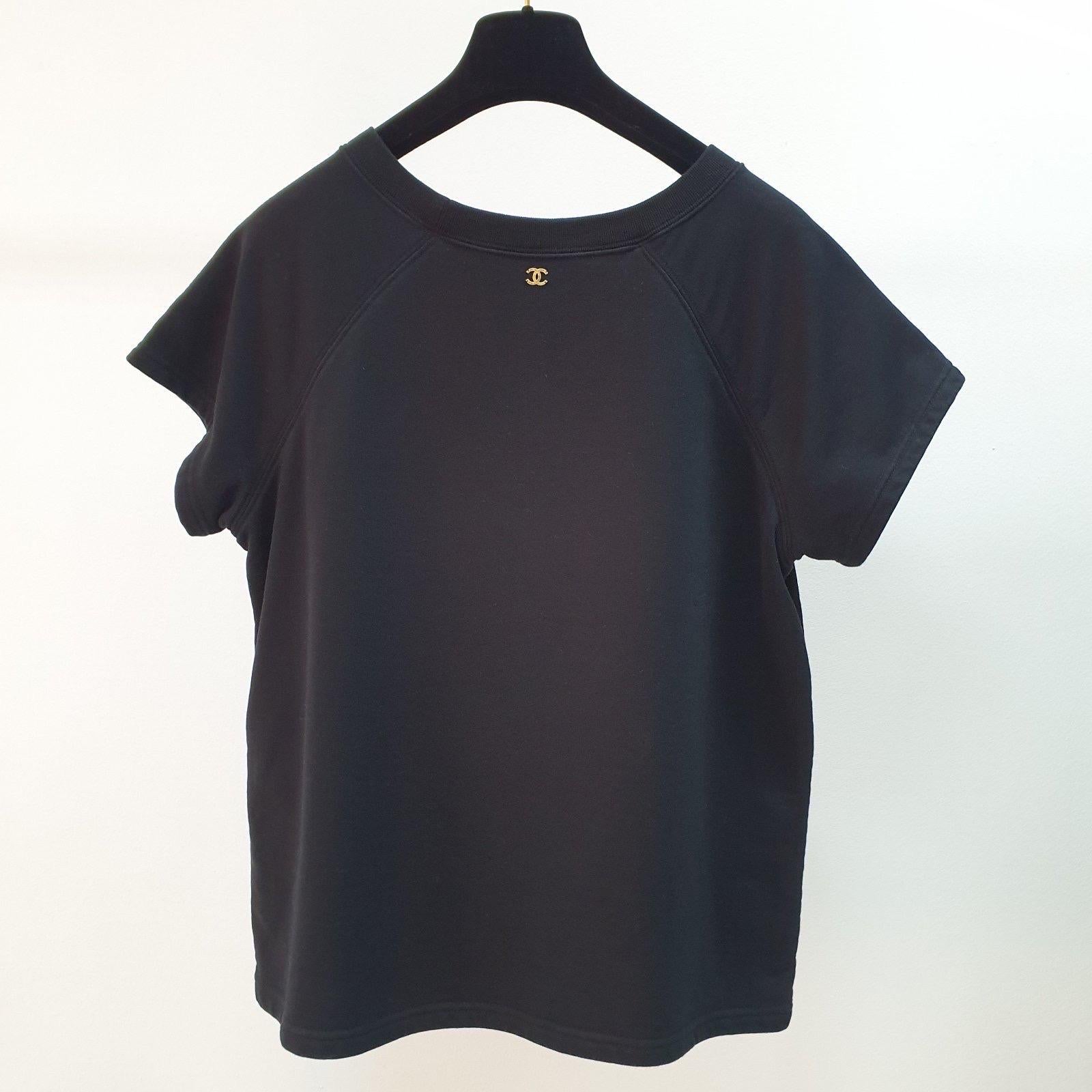 CHANEL 18C GREECE RUNWAY BLack GOLD CC TOP T- SHIRT  In Good Condition For Sale In Krakow, PL