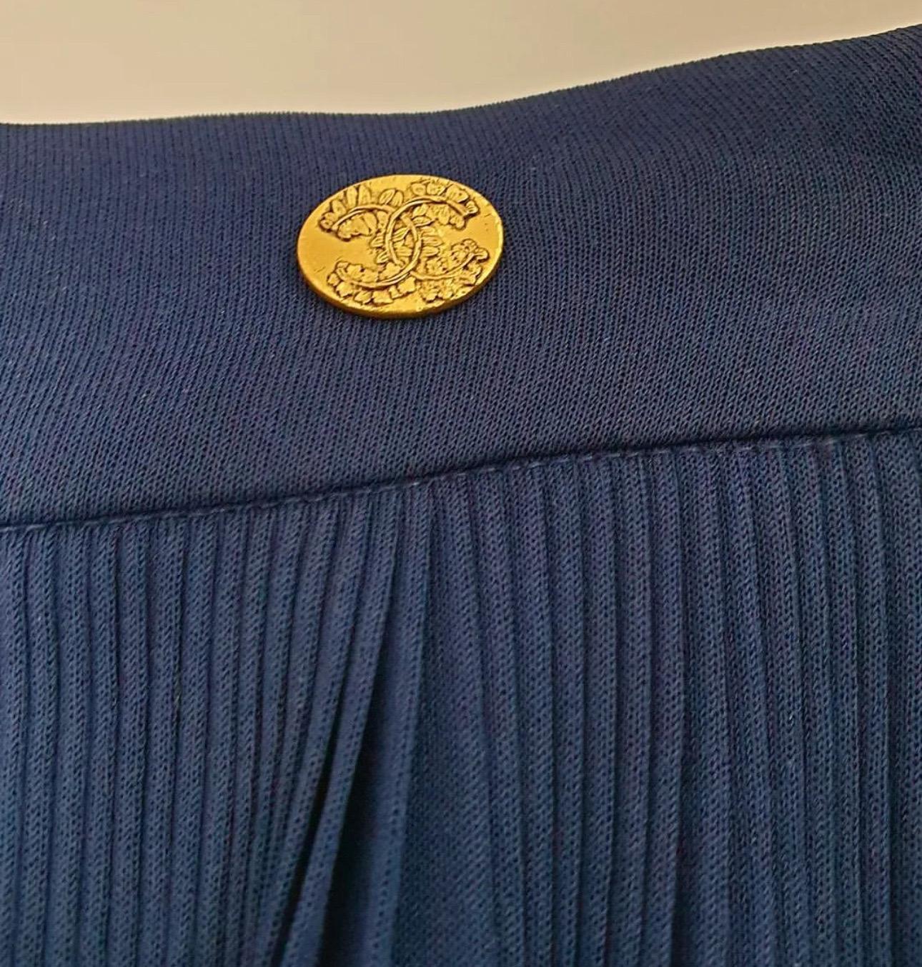 Ce superbe pantalon palazzo bleu marine fluide fait partie de la collection Chanel Cruise 2018 Greece, connue pour son souci du détail. 

Confectionné en jersey de soie semi-transparent, ce pantalon offre une sensation de luxe et de légèreté. 

La