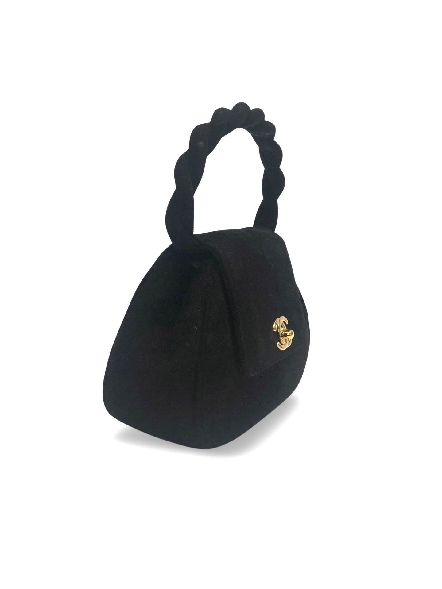 Noir Chanel, sac à main en daim noir 