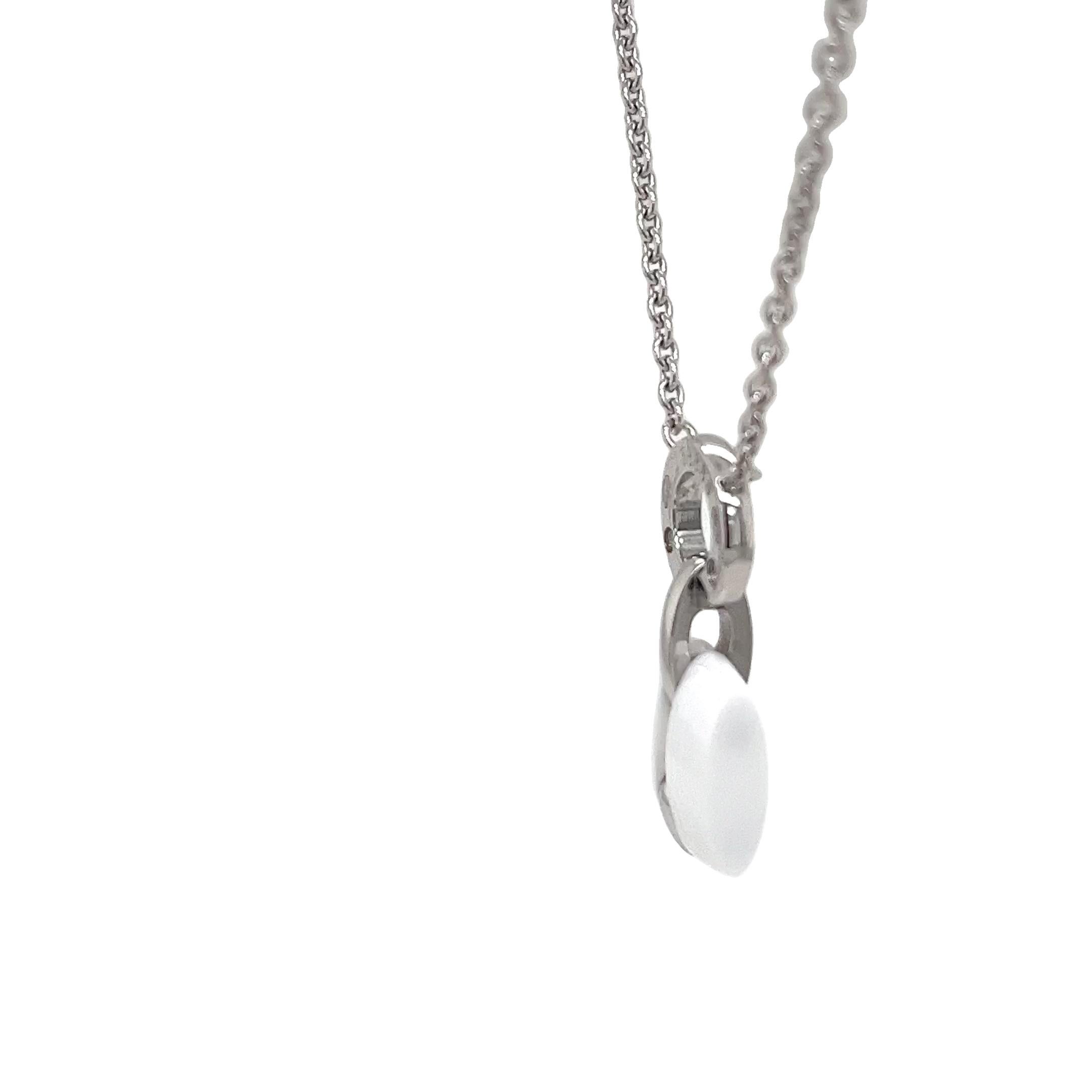 Una splendida collana di diamanti Chanel, sapientemente realizzata in oro bianco 18 ct.  e incastonati con diamanti naturali a taglio brillante per un look elegante e senza tempo. Questo lussuoso pezzo incarna la raffinatezza e l'impeccabile