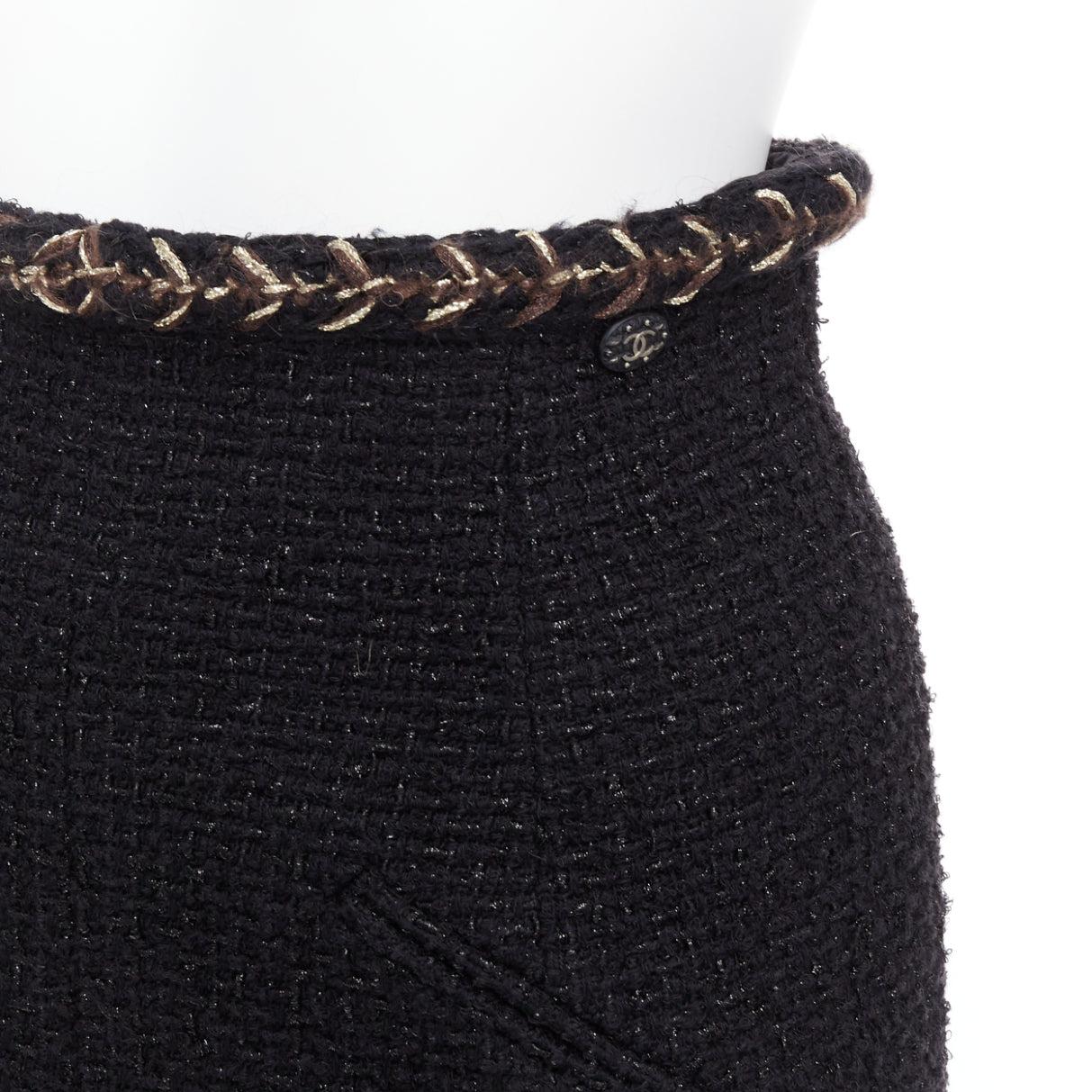 Chanel 18K gonna in tweed di cotone nero marrone con finiture a treccia in oro FR34 XS
Riferimento: GEGG/A00035
Marchio: Chanel
Designer: Karl Lagerfeld
Collezione: 18K
Materiale: Cotone, misto
Colore: Nero, Oro
Modello: Tinta unita
Chiusura: