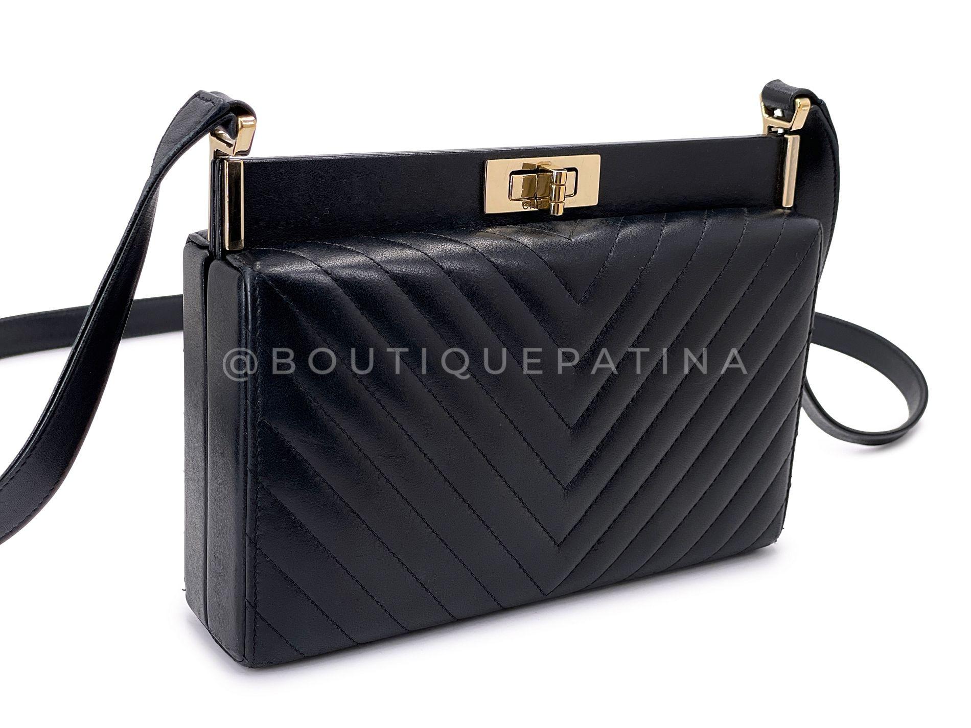 Chanel 18K Schwarz Lammfell Chevron Crossbody Hard Clutch Tasche GHW 68621 im Zustand „Hervorragend“ im Angebot in Costa Mesa, CA