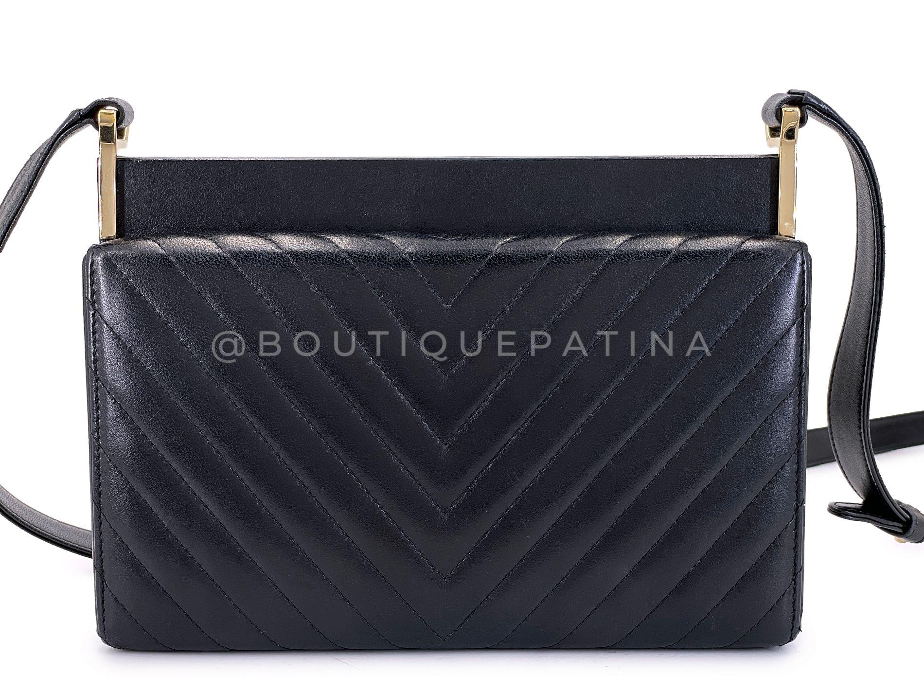 Chanel 18K Schwarz Lammfell Chevron Crossbody Hard Clutch Tasche GHW 68621 im Angebot 1