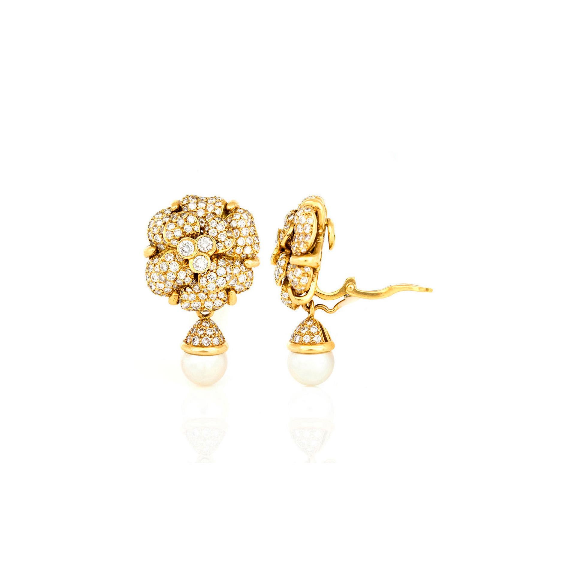Chanel Diamant-Kamelie-Blumen-Ohrringe mit Tropfenperlen im Zustand „Hervorragend“ im Angebot in New York, NY