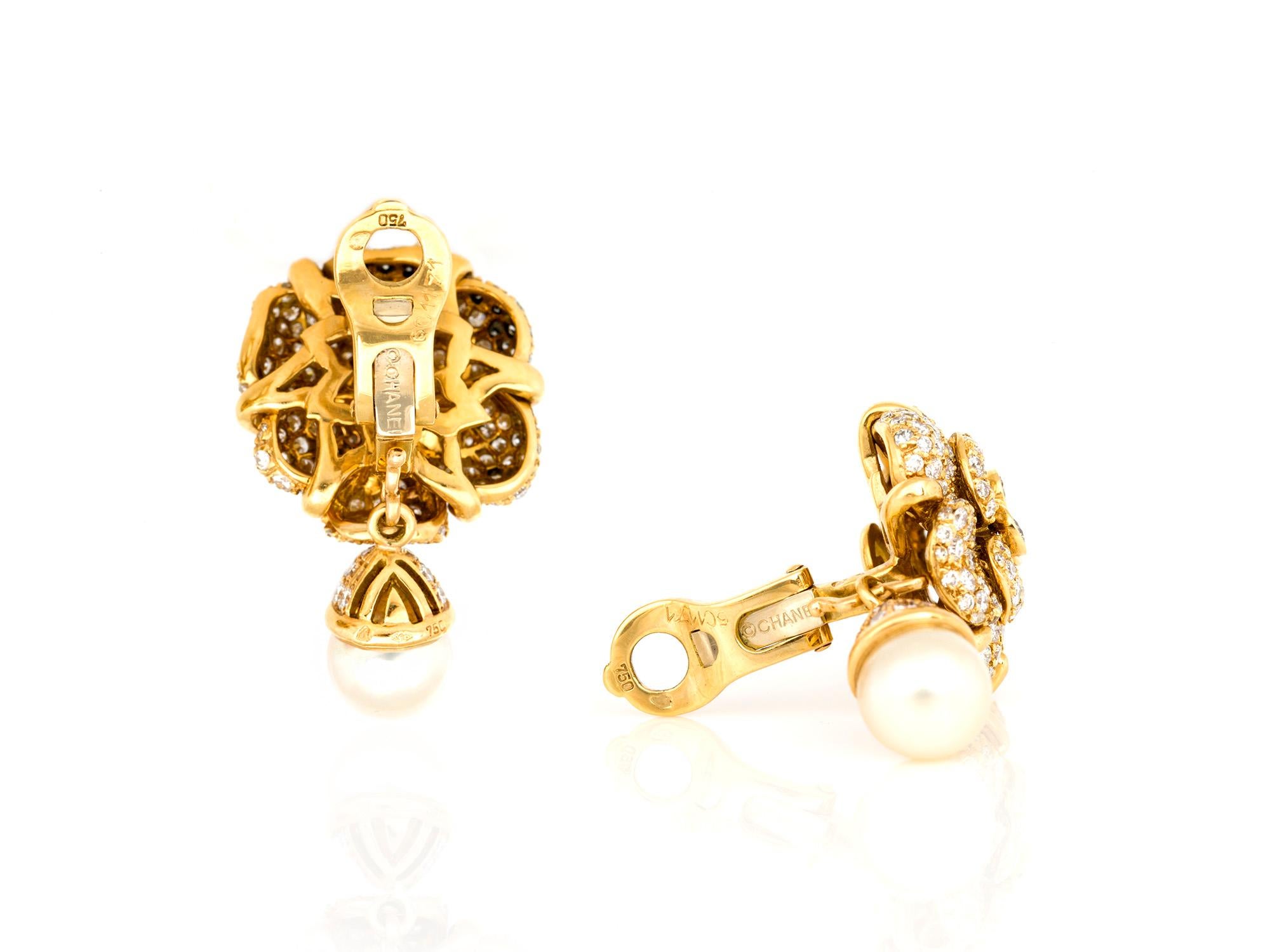 Chanel Diamant-Kamelie-Blumen-Ohrringe mit Tropfenperlen (Rundschliff) im Angebot