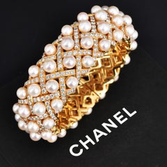 Chanel Armband aus 18-karätigem Gold mit Zuchtperlen und Diamanten im Matelassé-Design