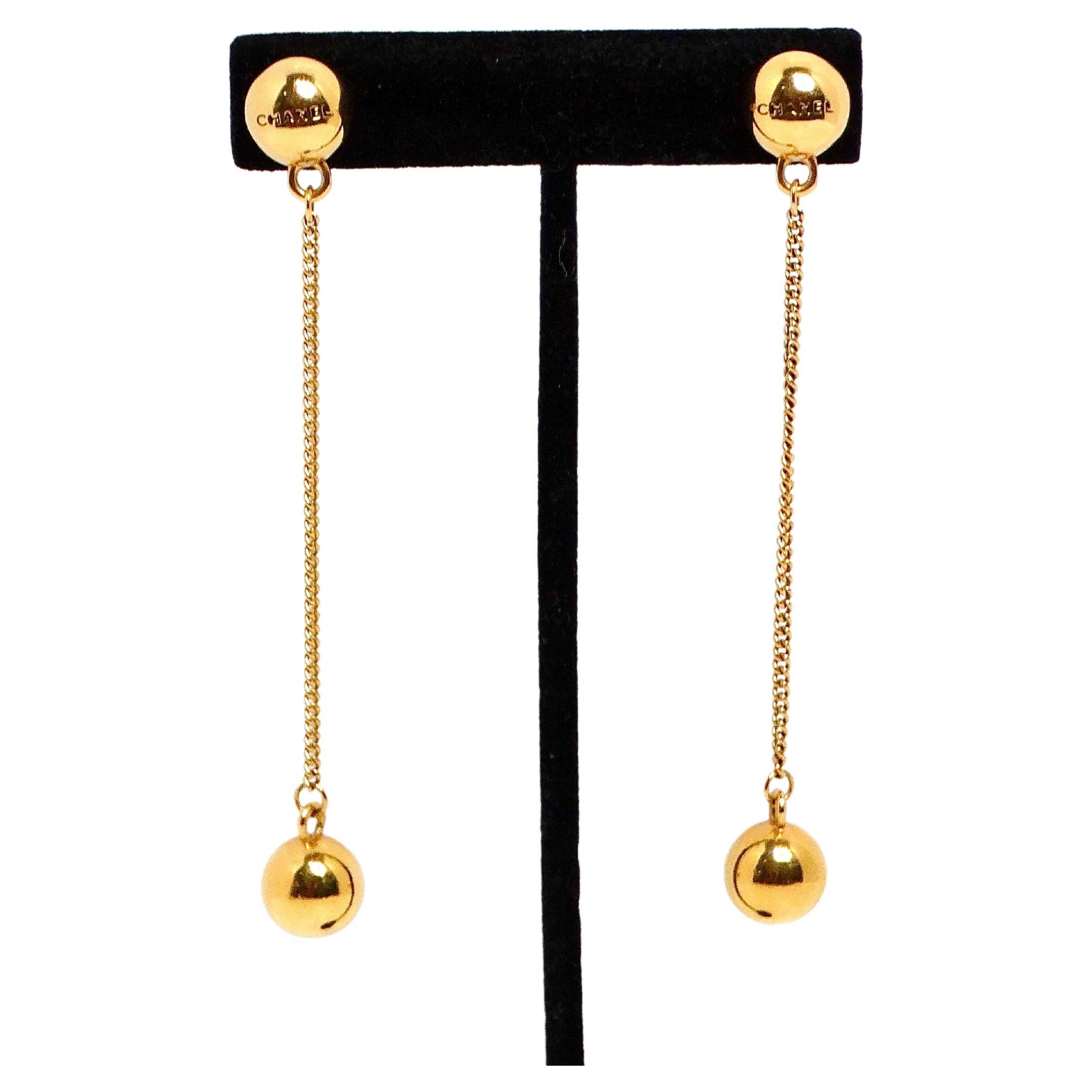 Chanel 18k vergoldete Kugel-Charm-Tropfen-Ohrringe