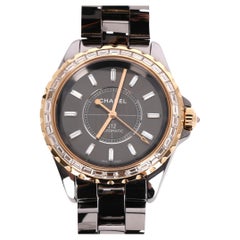 Chanel Montre automatique J12 en or rose 18 carats, céramique et diamants baguettes