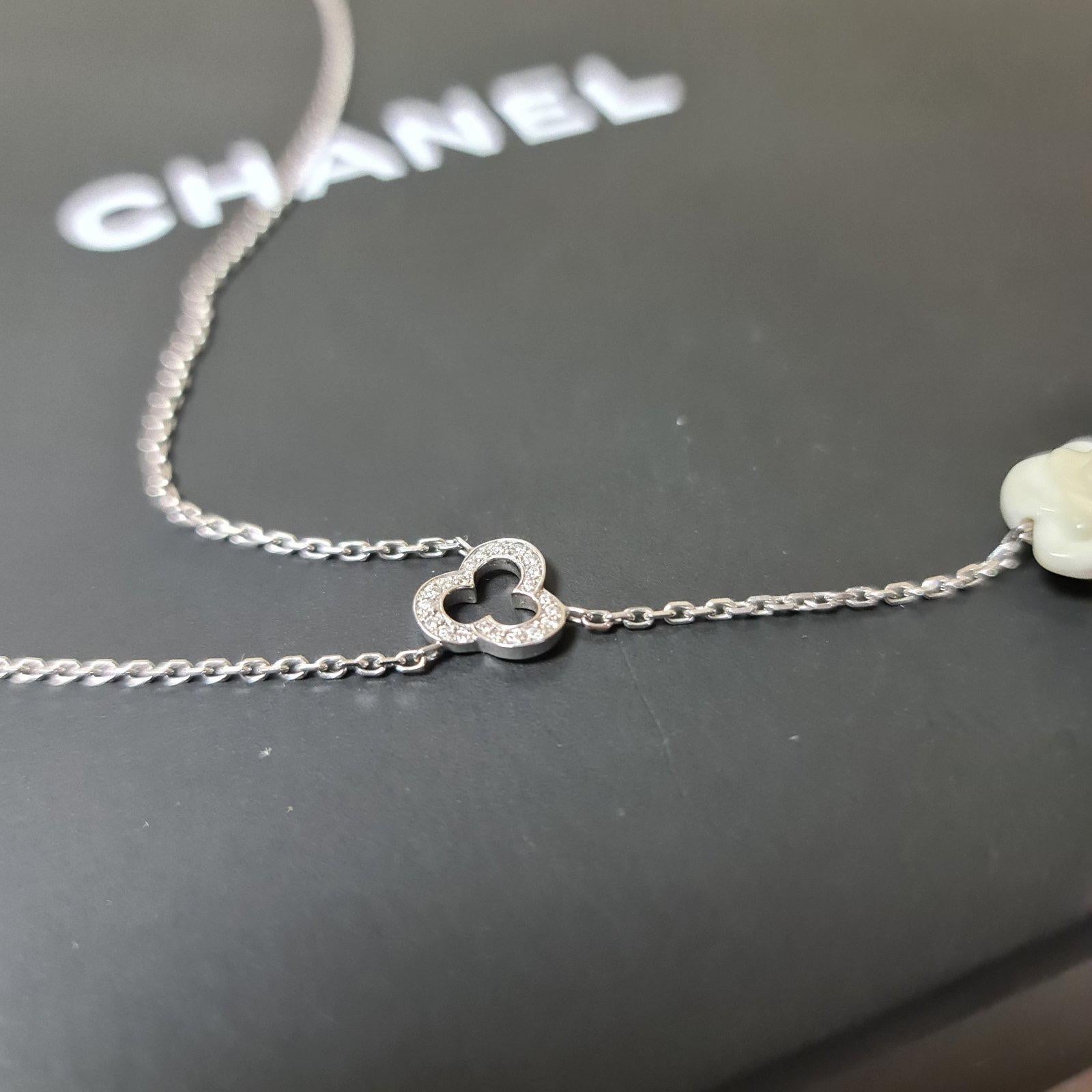 Chanel 18K White Gold Camellia Agate Diamond Necklace In Excellent Condition In Krakow, PL