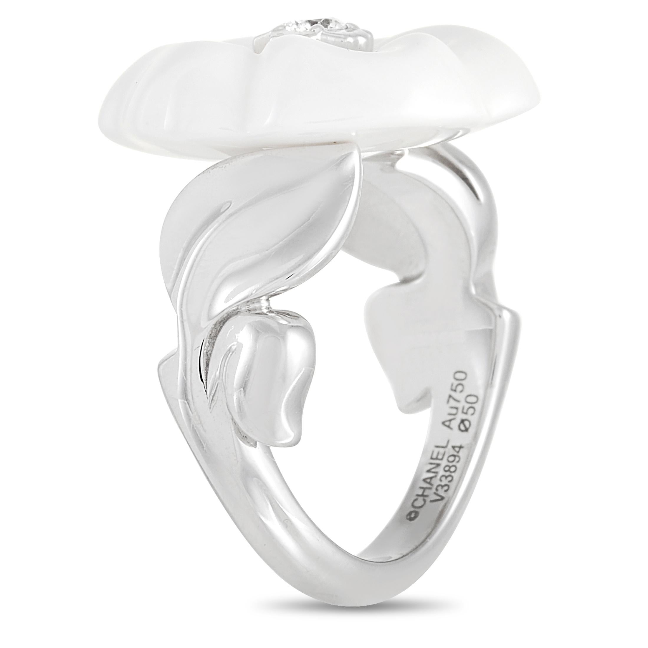 This pretty Chanel 18K White Gold Ceramic Diamond Flower Ring is made with 18K White Gold forming a band with leaves that highlights a white ceramic flower set with a single round-cut diamond in the center. The ring has a band thickness of 3 mm, a