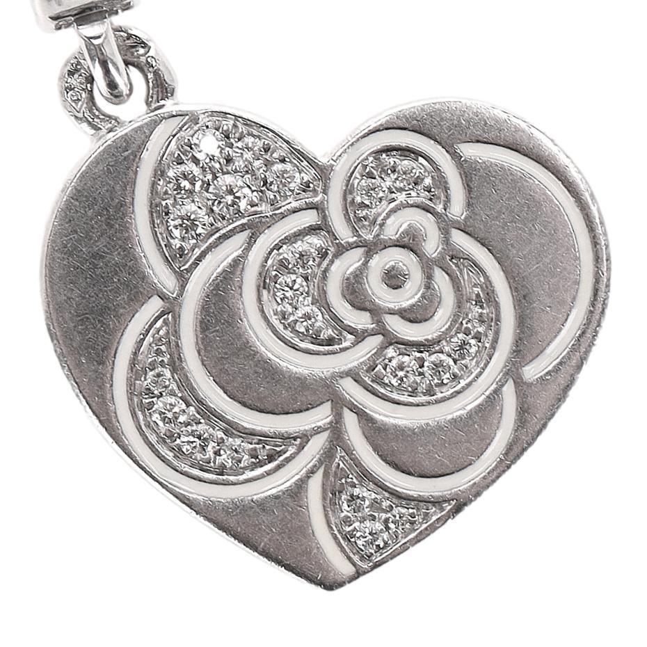 We Adore - Charm a forma di cuore con camelia in oro bianco e diamanti Chanel 18K

Ciondolo a forma di cuore realizzato in oro bianco 18 carati con l'iconico motivo del fiore della Camelia.

I petali sono delicatamente accentati da ventuno diamanti