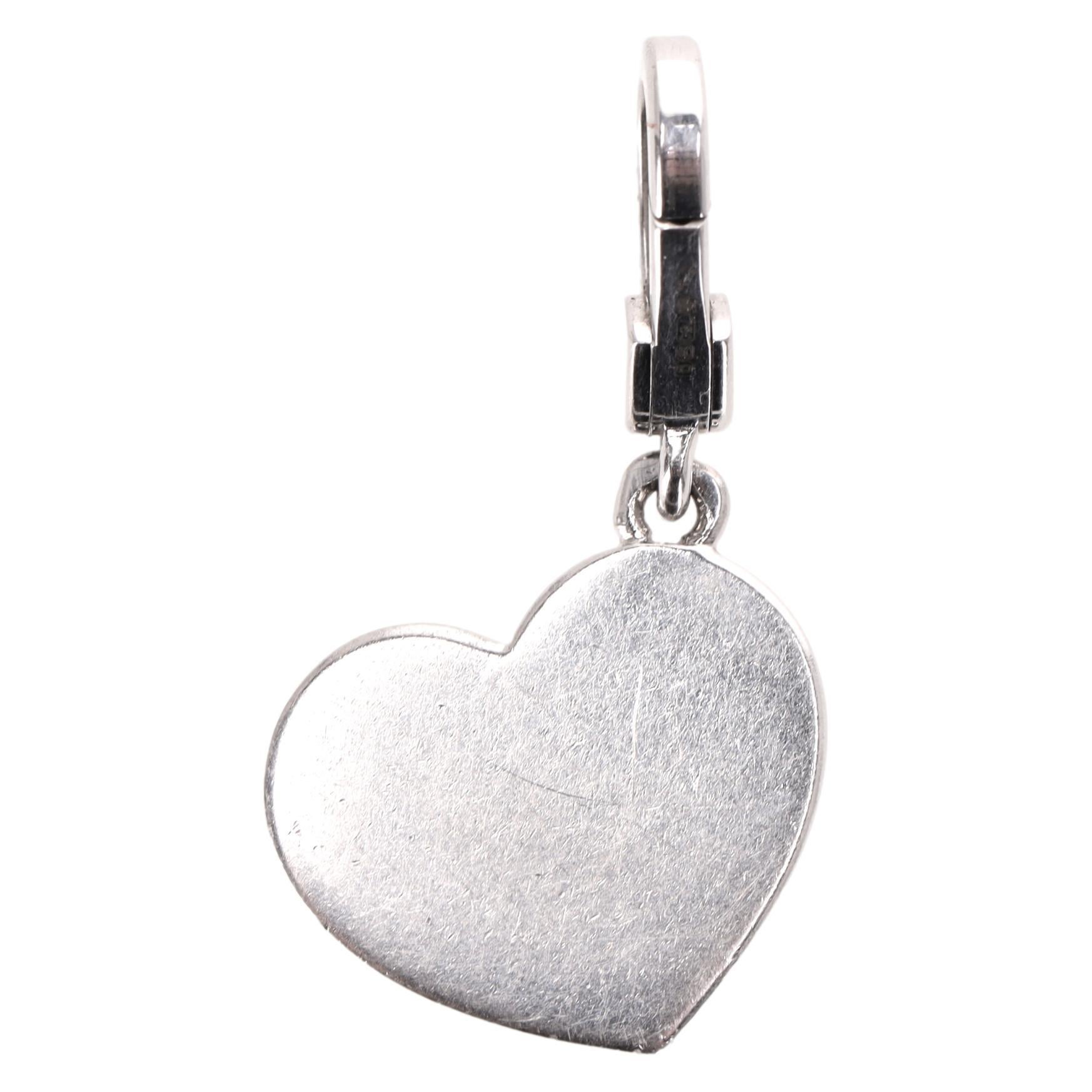 Taglio brillante Chanel oro bianco 18 carati e  Charm a forma di cuore con diamante Camellia in vendita