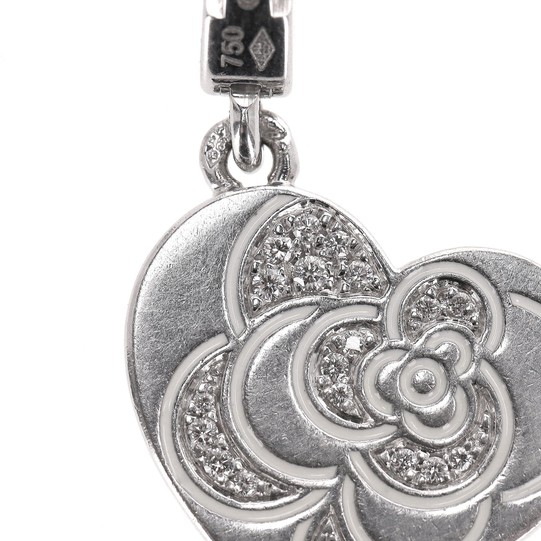 Chanel oro bianco 18 carati e  Charm a forma di cuore con diamante Camellia In condizioni ottime in vendita a London, GB