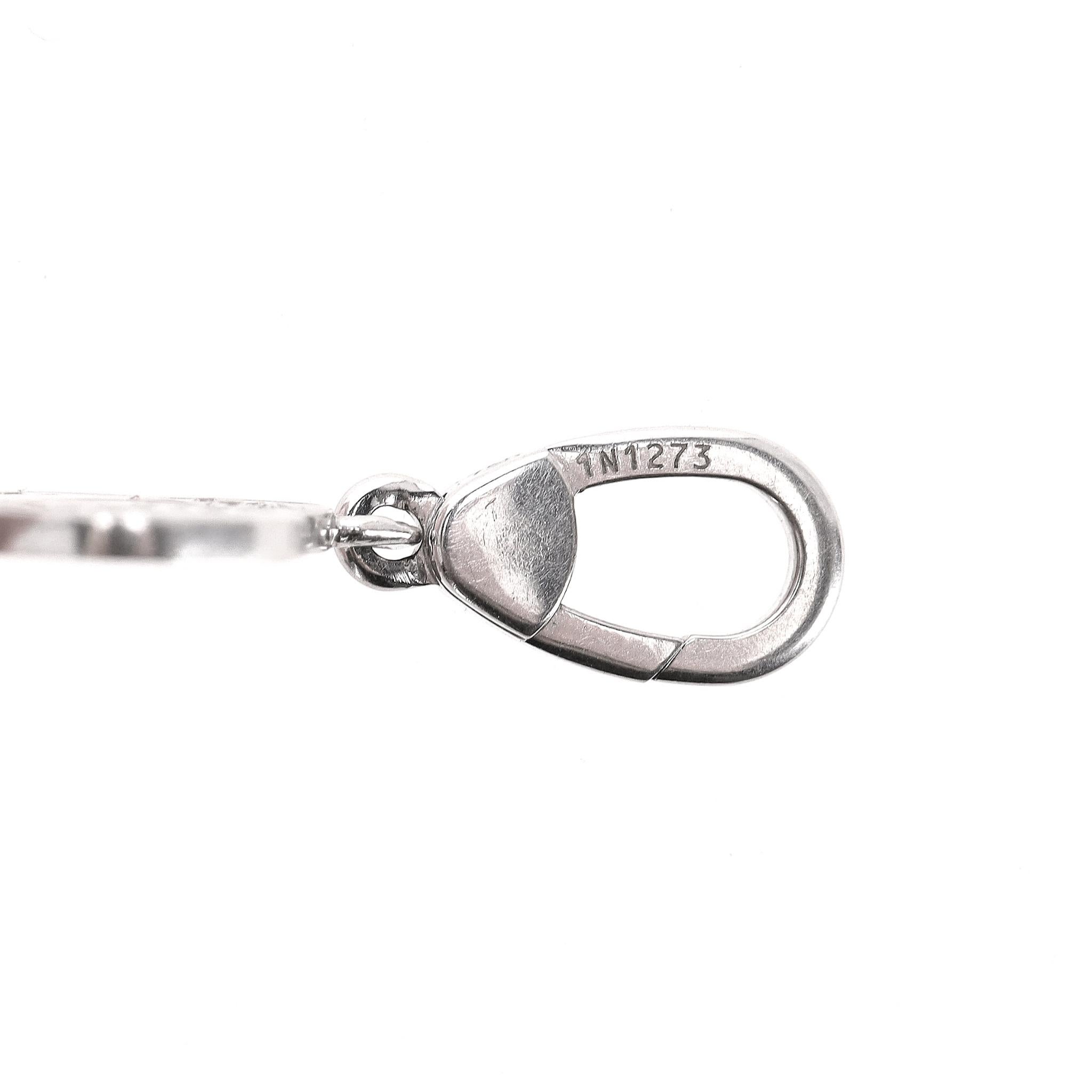 Donna Chanel oro bianco 18 carati e  Charm a forma di cuore con diamante Camellia in vendita