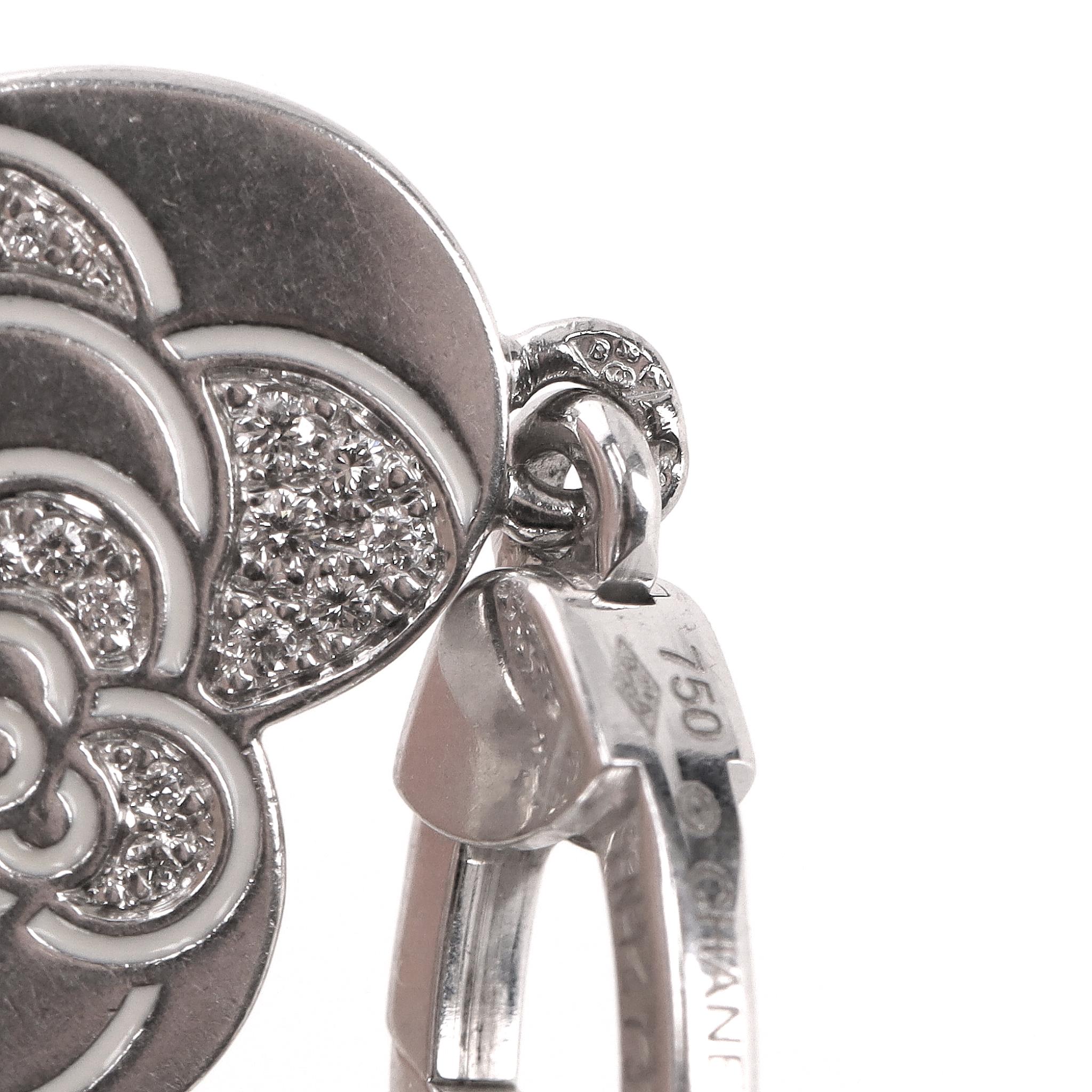 Chanel oro bianco 18 carati e  Charm a forma di cuore con diamante Camellia in vendita 2