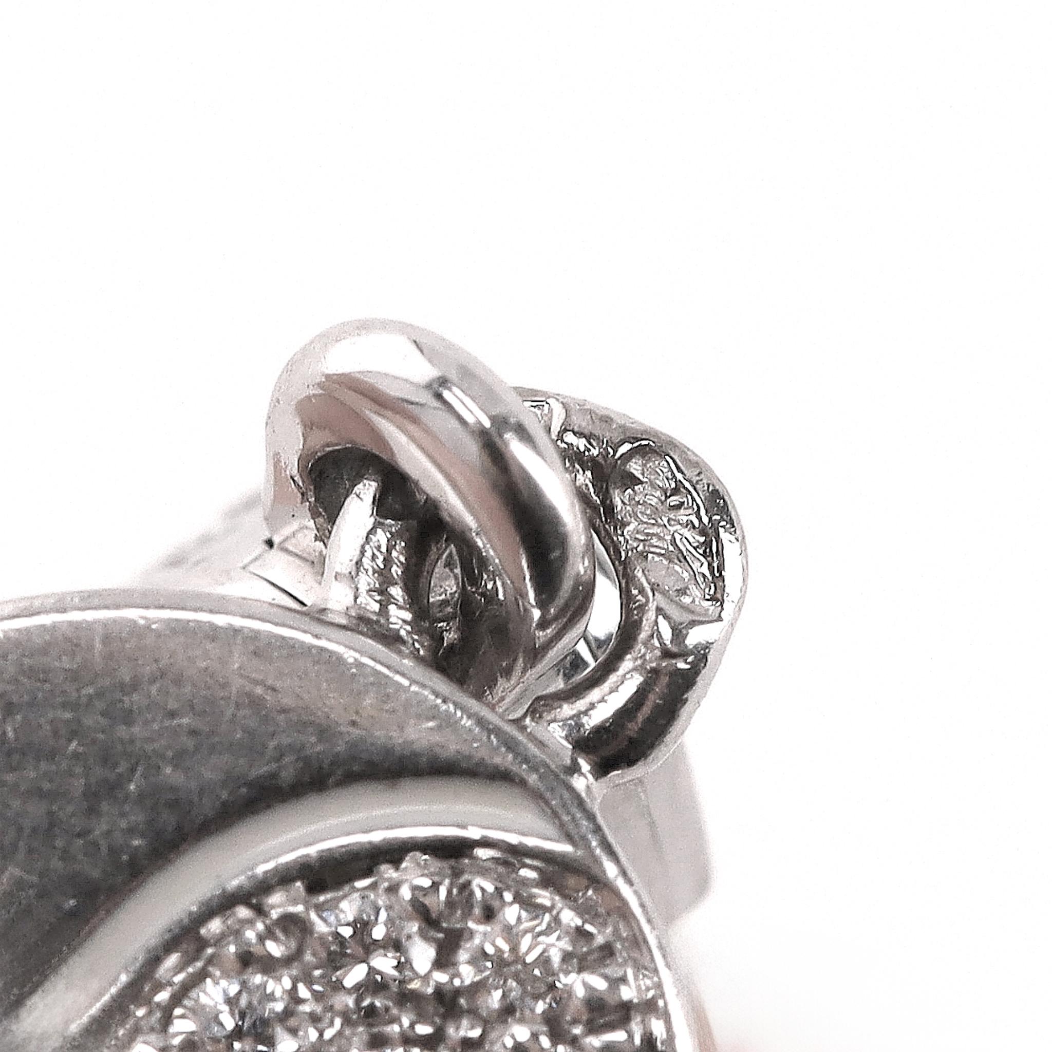 Chanel oro bianco 18 carati e  Charm a forma di cuore con diamante Camellia in vendita 3