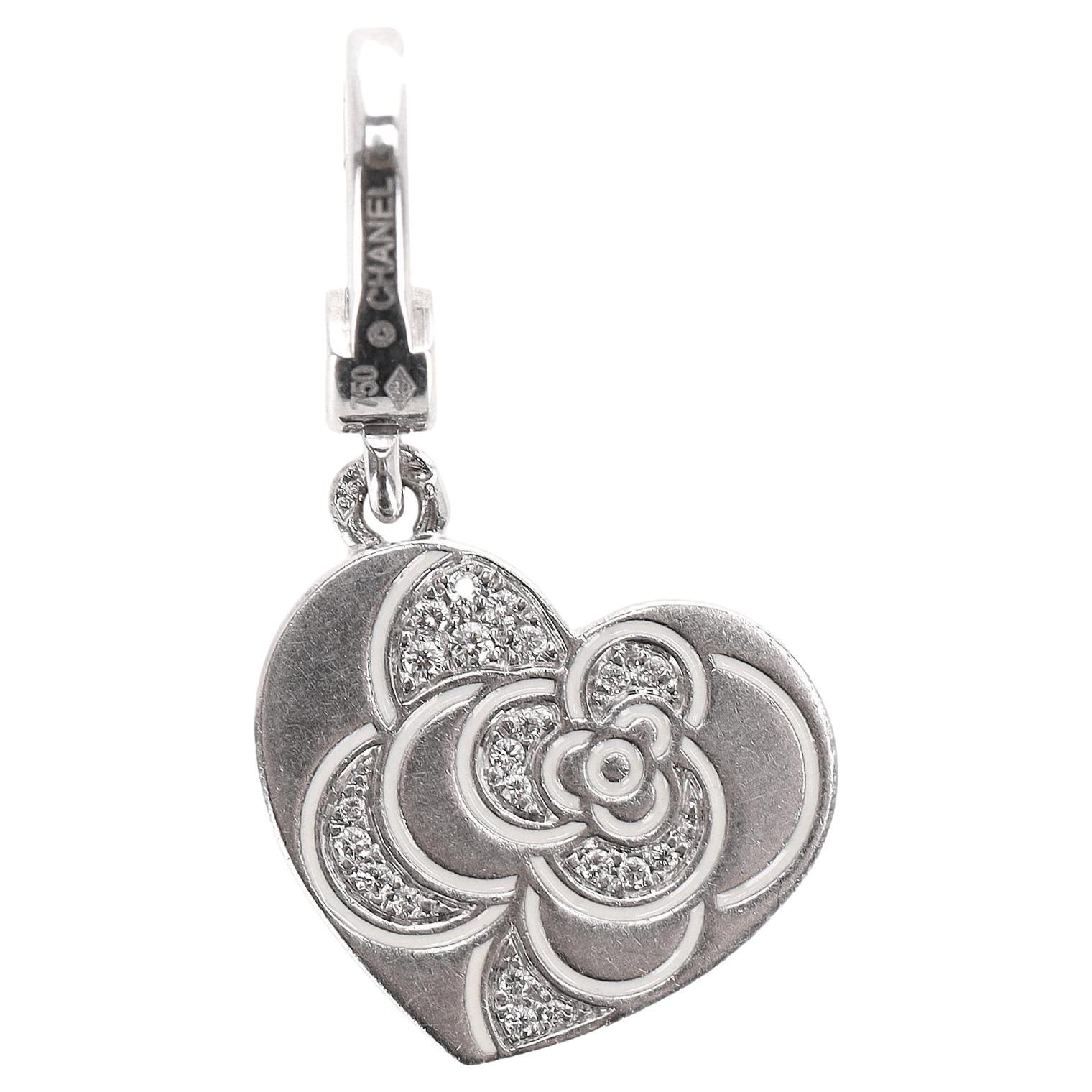 Chanel oro bianco 18 carati e  Charm a forma di cuore con diamante Camellia in vendita