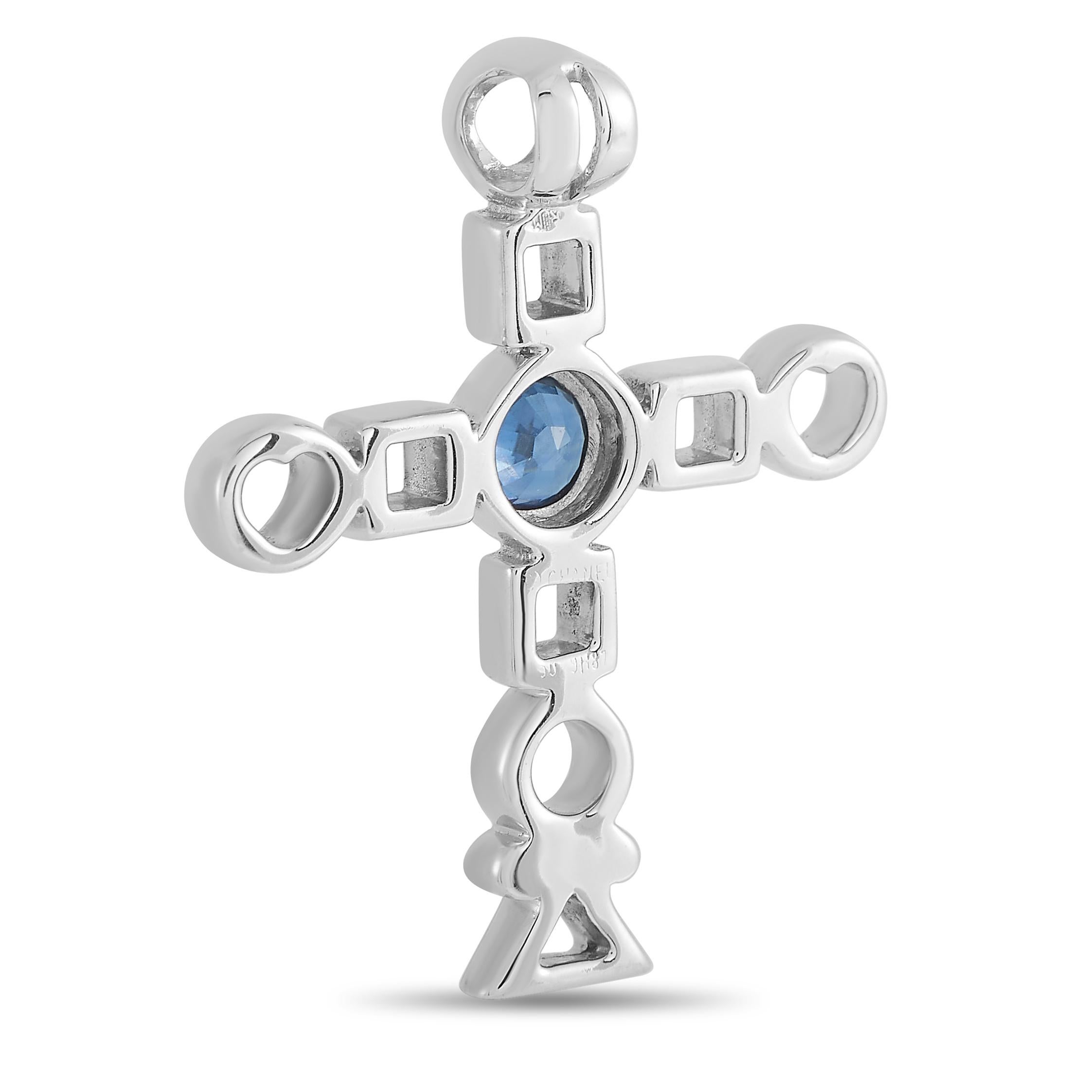 Dieser schöne Chanel 18K Weißgold Saphir Kreuz Anhänger bietet eine moderne Variante des traditionellen Kreuzes. Der Anhänger ist aus 18 Karat Weißgold in einem einzigartigen durchbrochenen Design gefertigt und mit einem wunderschönen Saphir im