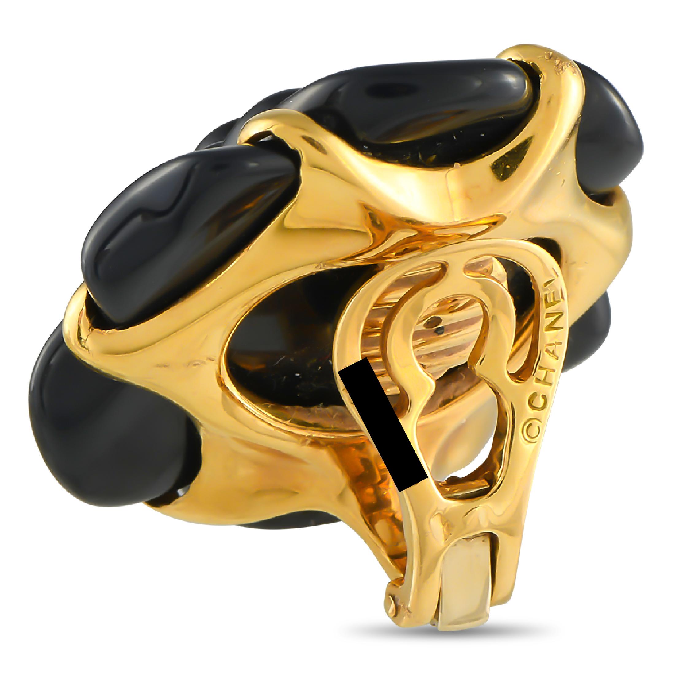 Chanel hat bei diesen schwarzen Camelia Ohrringen aus Keramik feminine Anmut mit kantiger Raffinesse verbunden. Sie haben einen Sockel aus massivem 18-karätigem Gelbgold mit Zacken, an denen ein schwarzes Keramikmotiv in Form einer Kamelienblüte