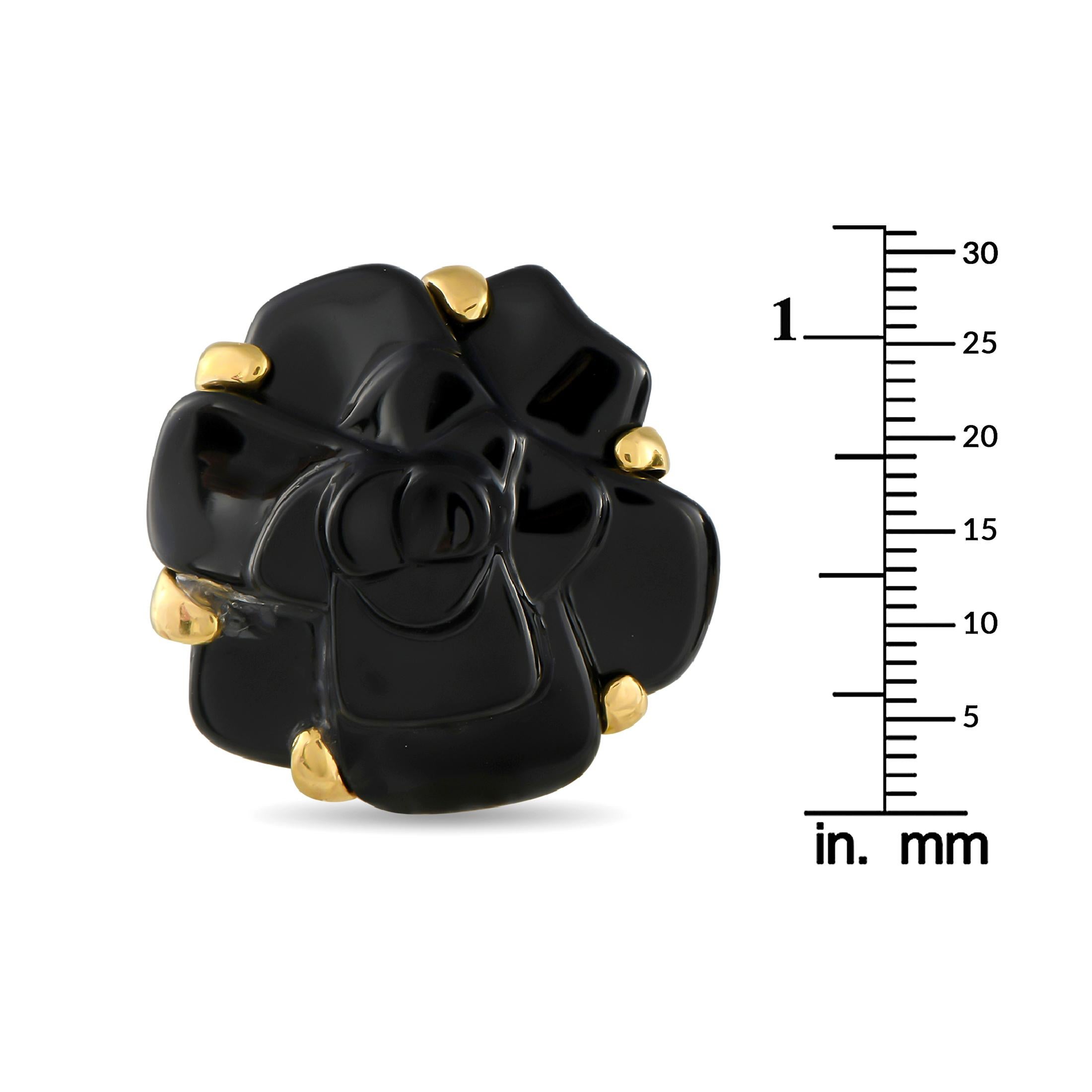 Chanel Camelia-Ohrringe aus 18 Karat Gelbgold und schwarzer Keramik im Zustand „Hervorragend“ im Angebot in Southampton, PA