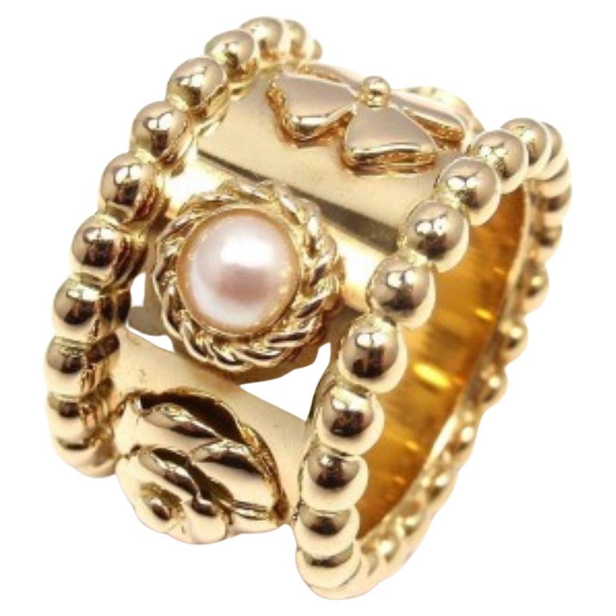 Chanel 18K Yellow Gold and Pearl Camelia Clover Band Ring. For Sale