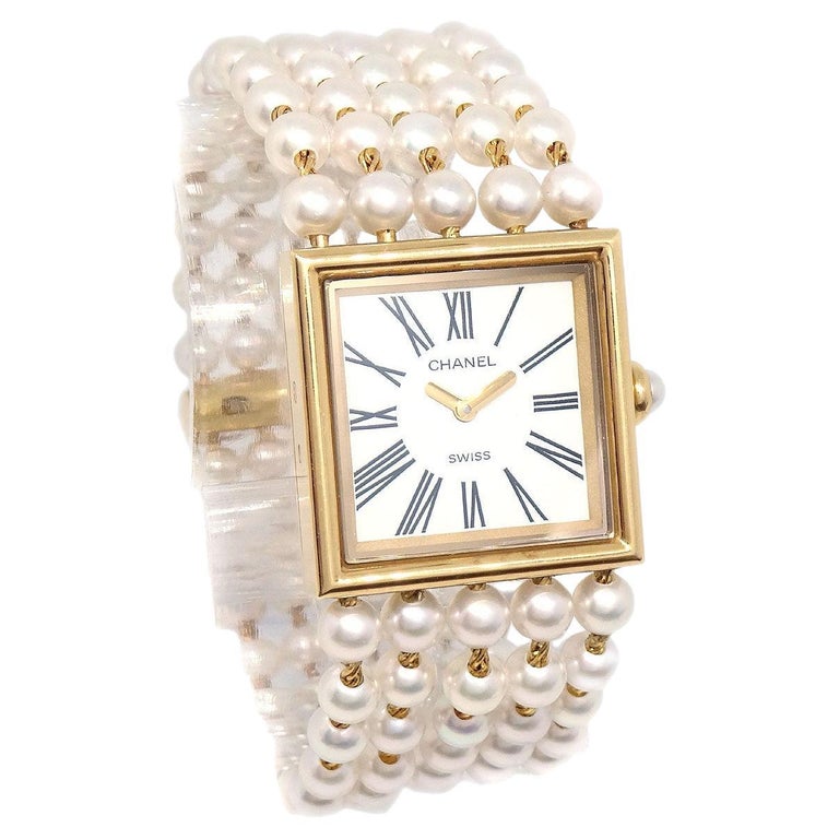 CHANEL Montre-bracelet de soirée carrée en or jaune 18 carats et perles  pour femmes En vente sur 1stDibs