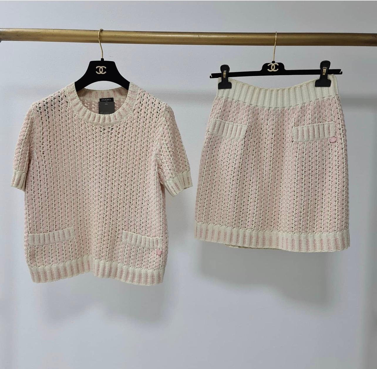 Women's Chanel 18P Pink Knitted Top Skirt Set For Sale